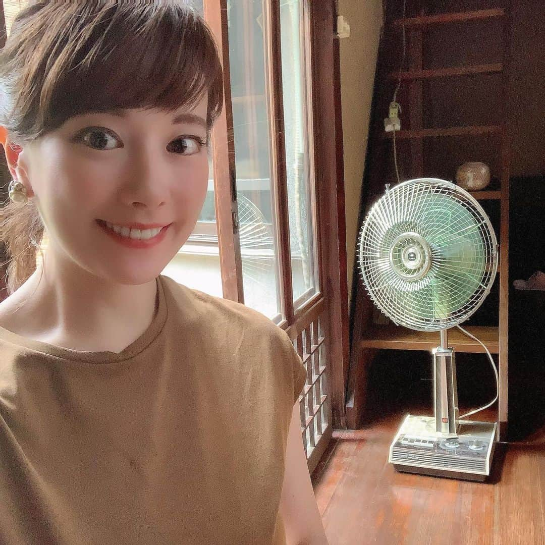 新垣泉子のインスタグラム：「懐かしの扇風機☆  久しぶりのロケで、 古民家のお店にお邪魔したら、  『これ、おばあちゃんちにあったー！！！！』  という、懐かしの扇風機が！！！  このボタンがガチャッていう感じの！！！  かなり年季が入っていて、 首振り機能は もはや止められません！！！  でも、まだちゃんと動いているのがすごいです！！！  お店の方に伺うと、 羽を調整したり、色々お手入れをされているそうです。  我が家はエアコンですが、 久しぶりに感じた この柔らかい優しい風も良いですね(^-^)☆  #おばあちゃんちを彷彿 #昔懐かしい  #羽のある扇風機 #古民家 #ももち浜s特報ライブ  #夏バテ防止  #夏バテ予防 #tnc #アナウンサー #新垣泉子」