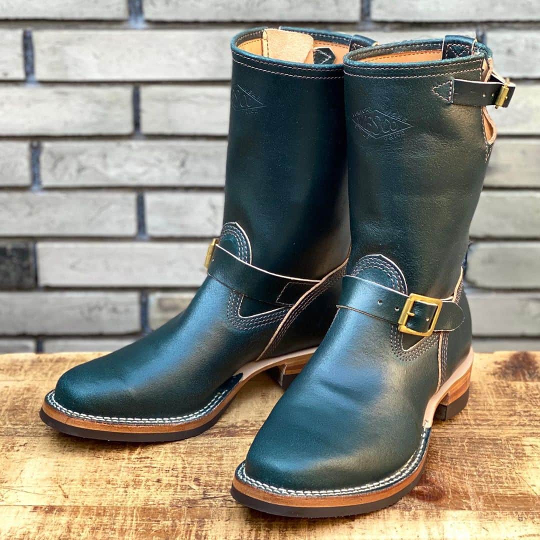 のインスタグラム：「Horween社の"Waxed Flesh Leather"を用いて製作した限定ブーツが入荷しました！ 僅かではありますが、ストック分として数足用意したので迷っていた方、興味のある方はチャンスです！！ 明日から大阪店、恵比寿店、世田谷店共に店頭に並ぶ予定です。 オンラインショップには掲載完了しましたので、お急ぎの方は是非ご利用ください！  #waxedfleshleather #horween #waxedflesh #leather #wax #navy #black #wesco #boss #warren #boots #limited #westcoastshoecompany #scapoose #oregon #usa #wescojapan #wescoosaka #wescoebisu #wescosetagaya #wescokanazawa」