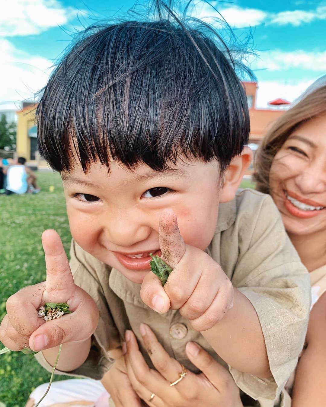 新井ニーニャのインスタグラム：「💙﻿ ﻿ ﻿ 今、毎日が人生最大に幸せ😆🥰❤️﻿ こどもたちと、旦那さんと、﻿ 仕事仲間と、フォロワーさんと﻿ 周りの友達と、沢山の環境のおかげ🥰💕﻿ ﻿ ﻿ 人って、絶対＂なりたい自分になれる＂から﻿ 行動して努力して誰かに何を言われても﻿ 立ち上がって、いつかきっと良いことがあると﻿ 悪いことがあるのも当たり前だと﻿ 波にのれる瞬間を逃さずに﻿ 乗るときに最善の自分で在れるように﻿ 周りの環境から、自分自身の日常から﻿ 気持ち良いと思うものだけに目を向けて﻿ 過ごしていきたいと思う今日この頃です😊❤️﻿ ﻿ ﻿ #幸せ #毎日更新する幸福度」