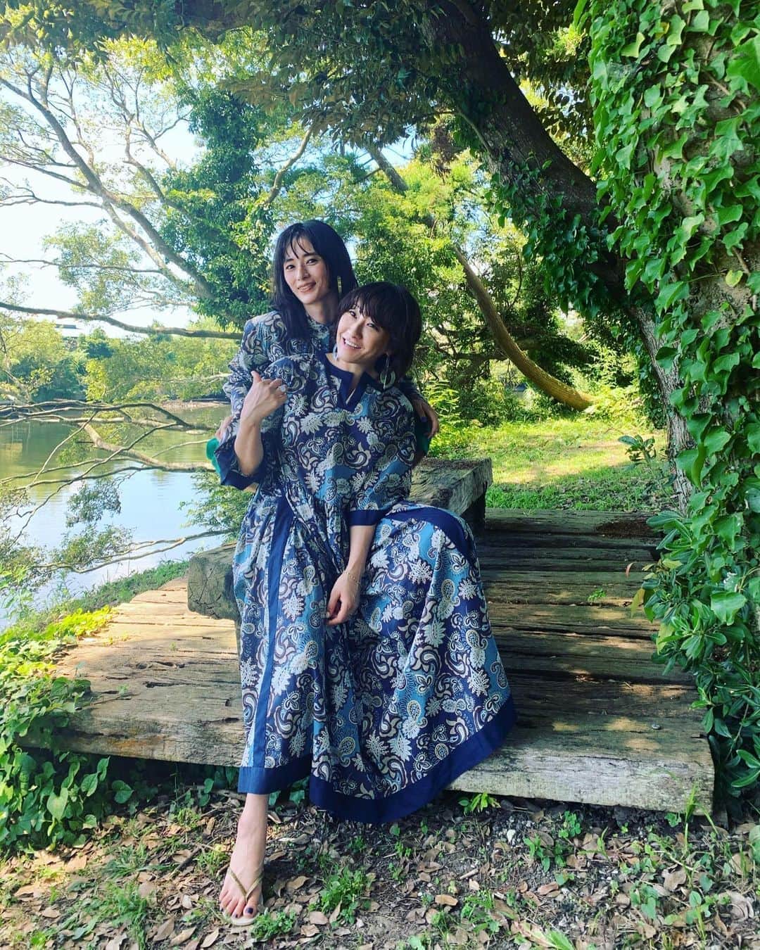 風間ゆみえのインスタグラム：「@la_marine_francaise_official   モモコ( @mickylee77 ) とお揃いのリバティペイズリー柄。モモはブラウス、私は『director's special edition』のドレス‼︎   このワンピースは今週末にマリンフランセーズ各店に入荷します‼︎   Web storeではただ今、 予約販売中です😊‼︎  #yumie_k_style」