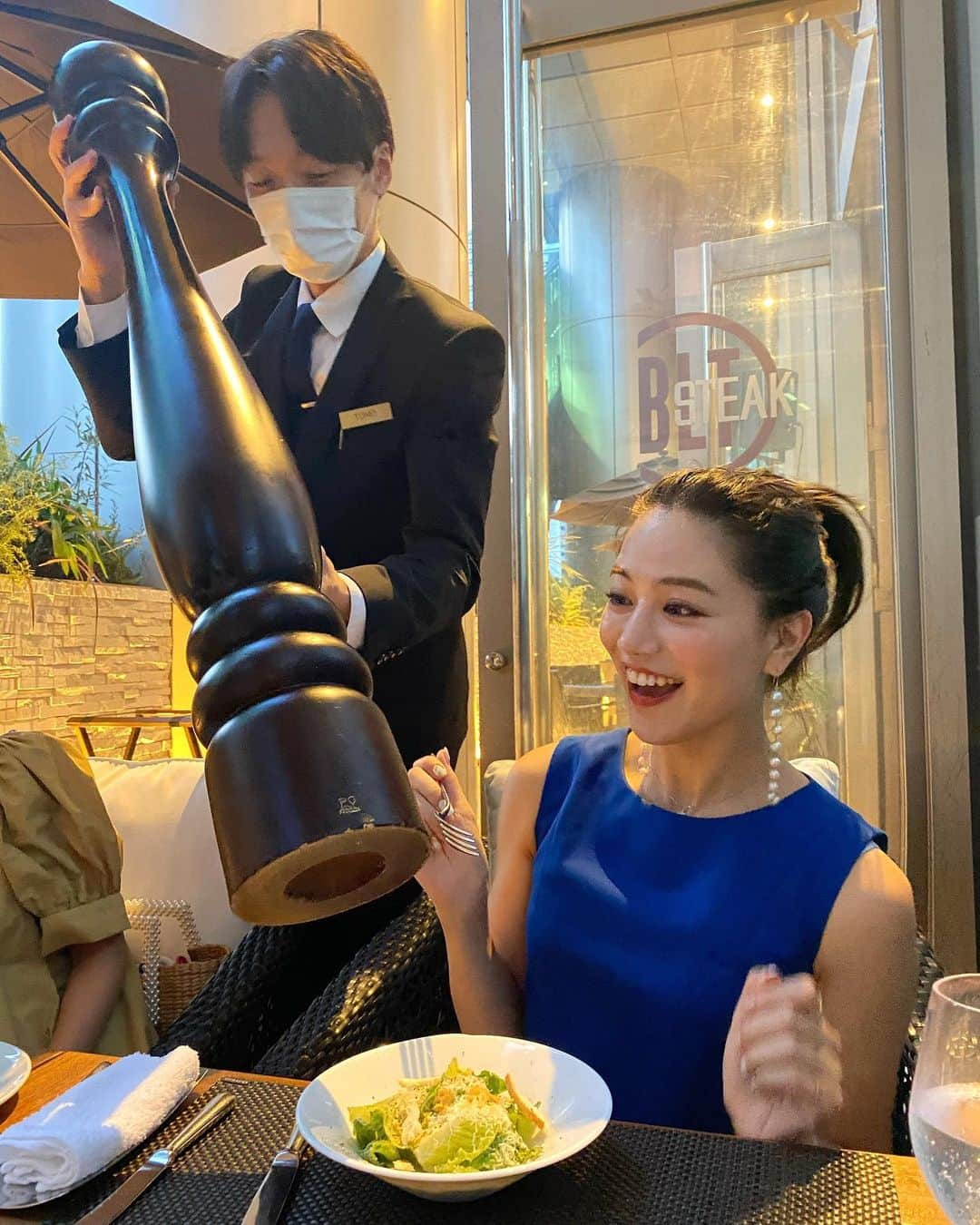 石井里奈さんのインスタグラム写真 - (石井里奈Instagram)「こんばんは🥰❤️ . 今夜は里奈ログ😋😋 リニューアルした @bltsteak_roppongi さんにいってきたよ🥩💕 . ハワイに行くと必ずいくBLT🥰とっても大好きなお店なの😋😋 今年はハワイに行くのが難しそうなので六本木一丁目でハワイ気分🌴🌺✨笑 . 今回テラス席で、Tボーンステーキとビールを🍺とっても気持ちよくて最高でした💕やわらかーいニンニクとお肉を一緒に食べるのがすっごくおすすめ❣️ . 名物のポップオーバー（パン）はチーズが練り込んであって顔ぐらい大きい🙆‍♀️これもふわふわで美味しかったよ💕 . あとシーザーサラダの胡椒の大きさにはびっくり🤭笑 . デザートもおいしくて、テラスでカフェだけ利用もできるみたいなので、ぜひいってみてね💕 . 内装も可愛くてインスタ映えだったのでまた紹介します❤️ . 今日もお疲れ様でした💕 . #blt #bltsteak #steak #ステーキ #ステーキハウス #りなまるグルメ #グルメ #肉 #お肉 #肉好き #meat #焼肉 #yakiniku #Tボーンステーキ #ビール #beer #ビール女子 #テラス #肉食女子 #グルメ女子 #六本木グルメ #六本木ディナー #記念日ディナー #にんにく #ハワイ #ハワイグルメ #ハワイディナー #hawaii #ハワイ好き #ハワイ旅行」8月6日 20時41分 - ri7tin1025