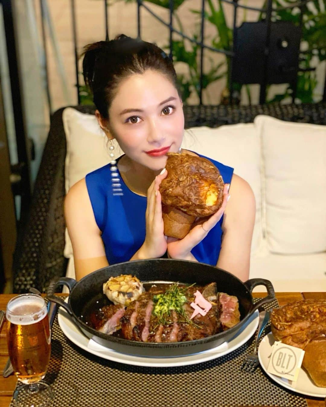 石井里奈さんのインスタグラム写真 - (石井里奈Instagram)「こんばんは🥰❤️ . 今夜は里奈ログ😋😋 リニューアルした @bltsteak_roppongi さんにいってきたよ🥩💕 . ハワイに行くと必ずいくBLT🥰とっても大好きなお店なの😋😋 今年はハワイに行くのが難しそうなので六本木一丁目でハワイ気分🌴🌺✨笑 . 今回テラス席で、Tボーンステーキとビールを🍺とっても気持ちよくて最高でした💕やわらかーいニンニクとお肉を一緒に食べるのがすっごくおすすめ❣️ . 名物のポップオーバー（パン）はチーズが練り込んであって顔ぐらい大きい🙆‍♀️これもふわふわで美味しかったよ💕 . あとシーザーサラダの胡椒の大きさにはびっくり🤭笑 . デザートもおいしくて、テラスでカフェだけ利用もできるみたいなので、ぜひいってみてね💕 . 内装も可愛くてインスタ映えだったのでまた紹介します❤️ . 今日もお疲れ様でした💕 . #blt #bltsteak #steak #ステーキ #ステーキハウス #りなまるグルメ #グルメ #肉 #お肉 #肉好き #meat #焼肉 #yakiniku #Tボーンステーキ #ビール #beer #ビール女子 #テラス #肉食女子 #グルメ女子 #六本木グルメ #六本木ディナー #記念日ディナー #にんにく #ハワイ #ハワイグルメ #ハワイディナー #hawaii #ハワイ好き #ハワイ旅行」8月6日 20時41分 - ri7tin1025