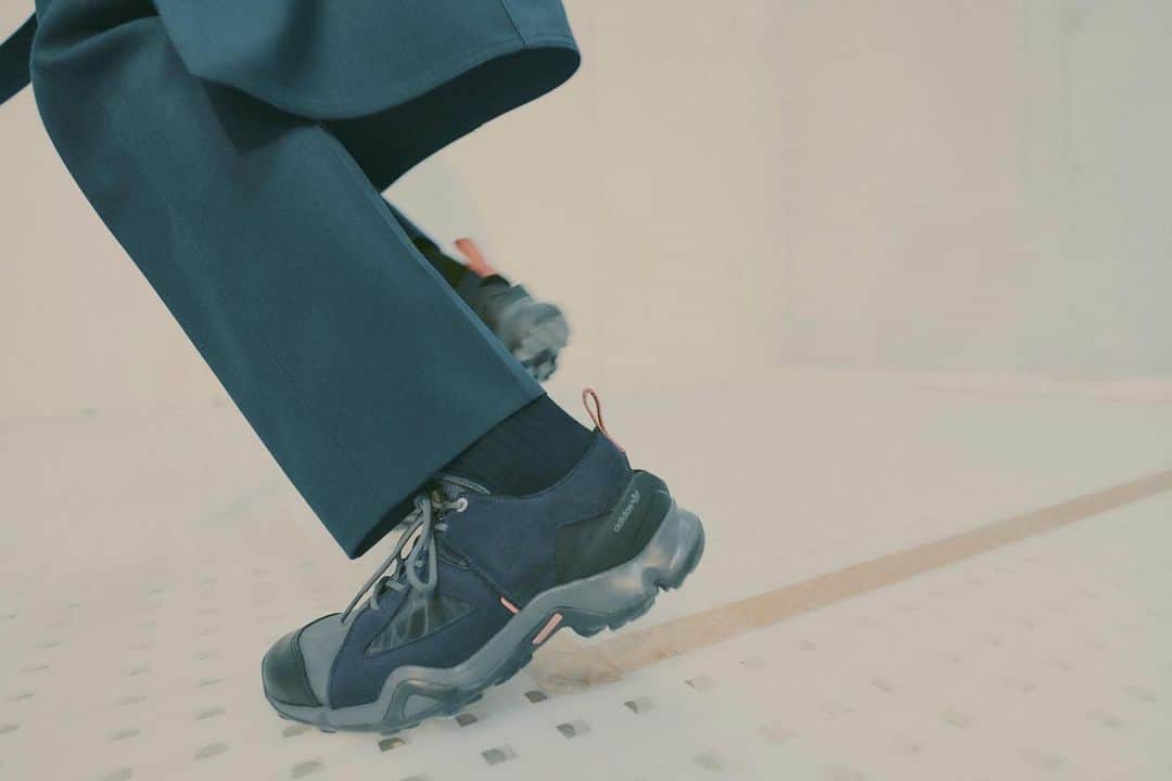 UNITED ARROWS & SONSさんのインスタグラム写真 - (UNITED ARROWS & SONSInstagram)「【 Info 】﻿ ＜adidas Originals by OAMC ＞﻿ Luke Meier（ルーク・メイヤー）の手がけるㅤㅤㅤㅤㅤㅤㅤㅤㅤㅤㅤㅤㅤ ＜OAMC（オーエーエムシー)＞とㅤㅤㅤㅤㅤㅤㅤㅤㅤㅤㅤㅤㅤ ＜adidas Originals（アディダス オリジナルス）＞によるコレクション＜adidas Originals by OAMC＞のㅤㅤㅤㅤㅤㅤㅤㅤㅤㅤㅤㅤㅤ Type O-4とType O-5を8月7日(金)にユナイテッドアローズ＆サンズとユナイテッドアローズ＆サンズ オンラインストアにて発売いたします。ㅤㅤㅤㅤㅤㅤㅤㅤㅤㅤㅤㅤㅤ ※オンラインストアは11:00から発売開始いたします。﻿ ﻿ Type O-4は＜adidas＞のアウトドアスポーツレーベル＜adidas TERREX（アディダス テレックス）＞からインスパイアされたアウトドアシューズとサンダルを組み合わせたようなシルエットで、アッパーがスエードとヌバックで構成されているほか、シュータンには半透明素材を採用するなどして素材に拘る＜OAMC＞らしいモダンな雰囲気になっています。﻿ Type O-5は、1998年に＜adidas Originals＞のEQTシリーズからリリースされたレトロでボリューム感のある「Tyranny（ティラニー）」から着想を得ています。Tyrannyのソールにメッシュやスエードからなるトレイルランニング用のアッパーを組み合わせ、全体のトーンを統一することでクリーンな印象の1足に仕上がっています。﻿ ﻿ ﻿ Collection of <adidas Originals by OAMC> by <uke> (OAMC) and <adidas Originals by OAMC>, type O-4 and type O-5 by Luke Meier on 7th August .It will be sold at United Arrows & Sons and United Arrows & Sons online store. *The online store will be on sale from 11:00.﻿ ﻿ Type O-4 is a silhouette that combines outdoor shoes and sandals inspired by <adidas>'s outdoor sports label <adidas TERREX>, and the upper consists of suede and nubuck, as well as tongue. Has a modern atmosphere like <OAMC>, which uses semi-transparent materials.﻿ The Type O-5 is inspired by the retro, voluminous "Tyranny" released in 1998 from the <adidas Originals> EQT series. The Tyranny sole is combined with a mesh and suede trail running upper to unify the overall tone, resulting in a clean pair of shoes.  #adidasOriginalsByOamc #adidasOriginals #oamc #UnitedArrowsAndSons」8月6日 20時42分 - unitedarrowsandsons