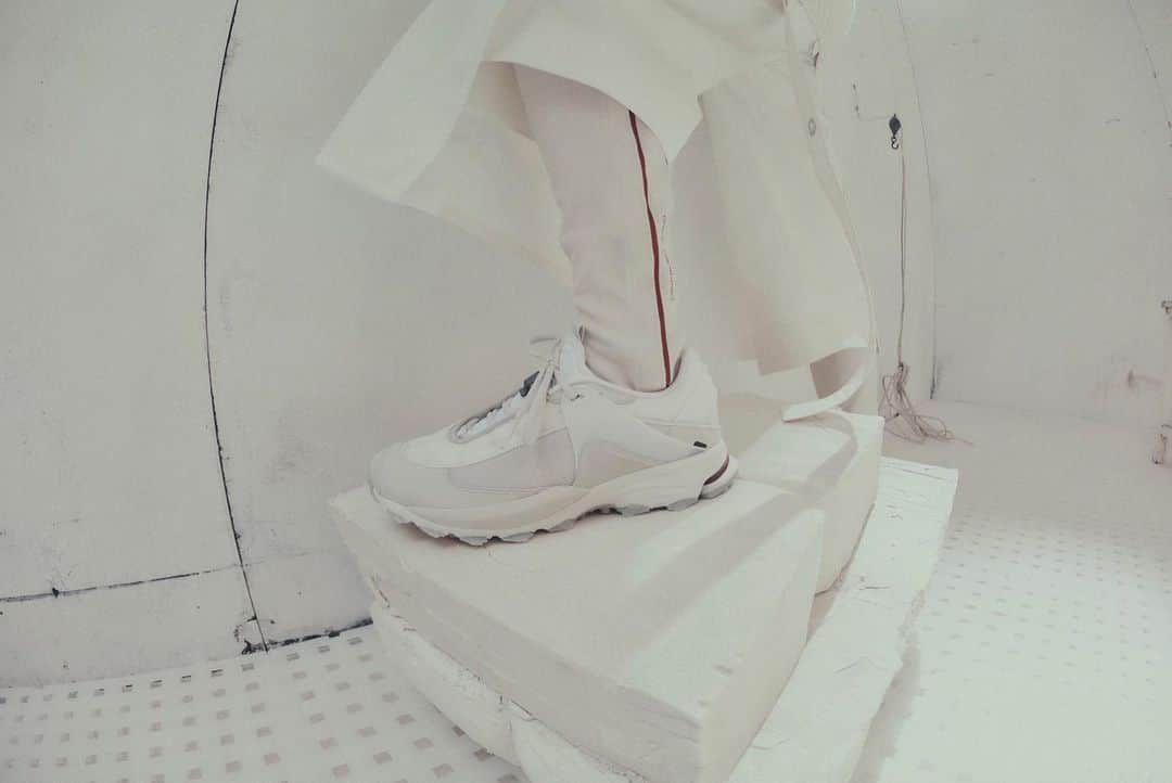 UNITED ARROWS & SONSさんのインスタグラム写真 - (UNITED ARROWS & SONSInstagram)「【 Info 】﻿ ＜adidas Originals by OAMC ＞﻿ Luke Meier（ルーク・メイヤー）の手がけるㅤㅤㅤㅤㅤㅤㅤㅤㅤㅤㅤㅤㅤ ＜OAMC（オーエーエムシー)＞とㅤㅤㅤㅤㅤㅤㅤㅤㅤㅤㅤㅤㅤ ＜adidas Originals（アディダス オリジナルス）＞によるコレクション＜adidas Originals by OAMC＞のㅤㅤㅤㅤㅤㅤㅤㅤㅤㅤㅤㅤㅤ Type O-4とType O-5を8月7日(金)にユナイテッドアローズ＆サンズとユナイテッドアローズ＆サンズ オンラインストアにて発売いたします。ㅤㅤㅤㅤㅤㅤㅤㅤㅤㅤㅤㅤㅤ ※オンラインストアは11:00から発売開始いたします。﻿ ﻿ Type O-4は＜adidas＞のアウトドアスポーツレーベル＜adidas TERREX（アディダス テレックス）＞からインスパイアされたアウトドアシューズとサンダルを組み合わせたようなシルエットで、アッパーがスエードとヌバックで構成されているほか、シュータンには半透明素材を採用するなどして素材に拘る＜OAMC＞らしいモダンな雰囲気になっています。﻿ Type O-5は、1998年に＜adidas Originals＞のEQTシリーズからリリースされたレトロでボリューム感のある「Tyranny（ティラニー）」から着想を得ています。Tyrannyのソールにメッシュやスエードからなるトレイルランニング用のアッパーを組み合わせ、全体のトーンを統一することでクリーンな印象の1足に仕上がっています。﻿ ﻿ ﻿ Collection of <adidas Originals by OAMC> by <uke> (OAMC) and <adidas Originals by OAMC>, type O-4 and type O-5 by Luke Meier on 7th August .It will be sold at United Arrows & Sons and United Arrows & Sons online store. *The online store will be on sale from 11:00.﻿ ﻿ Type O-4 is a silhouette that combines outdoor shoes and sandals inspired by <adidas>'s outdoor sports label <adidas TERREX>, and the upper consists of suede and nubuck, as well as tongue. Has a modern atmosphere like <OAMC>, which uses semi-transparent materials.﻿ The Type O-5 is inspired by the retro, voluminous "Tyranny" released in 1998 from the <adidas Originals> EQT series. The Tyranny sole is combined with a mesh and suede trail running upper to unify the overall tone, resulting in a clean pair of shoes.  #adidasOriginalsByOamc #adidasOriginals #oamc #UnitedArrowsAndSons」8月6日 20時42分 - unitedarrowsandsons