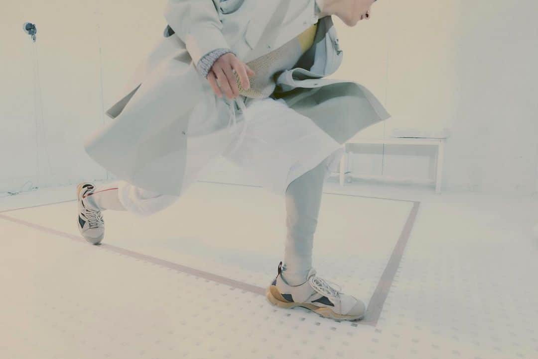 UNITED ARROWS & SONSさんのインスタグラム写真 - (UNITED ARROWS & SONSInstagram)「【 Info 】﻿ ＜adidas Originals by OAMC ＞﻿ Luke Meier（ルーク・メイヤー）の手がけるㅤㅤㅤㅤㅤㅤㅤㅤㅤㅤㅤㅤㅤ ＜OAMC（オーエーエムシー)＞とㅤㅤㅤㅤㅤㅤㅤㅤㅤㅤㅤㅤㅤ ＜adidas Originals（アディダス オリジナルス）＞によるコレクション＜adidas Originals by OAMC＞のㅤㅤㅤㅤㅤㅤㅤㅤㅤㅤㅤㅤㅤ Type O-4とType O-5を8月7日(金)にユナイテッドアローズ＆サンズとユナイテッドアローズ＆サンズ オンラインストアにて発売いたします。ㅤㅤㅤㅤㅤㅤㅤㅤㅤㅤㅤㅤㅤ ※オンラインストアは11:00から発売開始いたします。﻿ ﻿ Type O-4は＜adidas＞のアウトドアスポーツレーベル＜adidas TERREX（アディダス テレックス）＞からインスパイアされたアウトドアシューズとサンダルを組み合わせたようなシルエットで、アッパーがスエードとヌバックで構成されているほか、シュータンには半透明素材を採用するなどして素材に拘る＜OAMC＞らしいモダンな雰囲気になっています。﻿ Type O-5は、1998年に＜adidas Originals＞のEQTシリーズからリリースされたレトロでボリューム感のある「Tyranny（ティラニー）」から着想を得ています。Tyrannyのソールにメッシュやスエードからなるトレイルランニング用のアッパーを組み合わせ、全体のトーンを統一することでクリーンな印象の1足に仕上がっています。﻿ ﻿ ﻿ Collection of <adidas Originals by OAMC> by <uke> (OAMC) and <adidas Originals by OAMC>, type O-4 and type O-5 by Luke Meier on 7th August .It will be sold at United Arrows & Sons and United Arrows & Sons online store. *The online store will be on sale from 11:00.﻿ ﻿ Type O-4 is a silhouette that combines outdoor shoes and sandals inspired by <adidas>'s outdoor sports label <adidas TERREX>, and the upper consists of suede and nubuck, as well as tongue. Has a modern atmosphere like <OAMC>, which uses semi-transparent materials.﻿ The Type O-5 is inspired by the retro, voluminous "Tyranny" released in 1998 from the <adidas Originals> EQT series. The Tyranny sole is combined with a mesh and suede trail running upper to unify the overall tone, resulting in a clean pair of shoes.  #adidasOriginalsByOamc #adidasOriginals #oamc #UnitedArrowsAndSons」8月6日 20時42分 - unitedarrowsandsons
