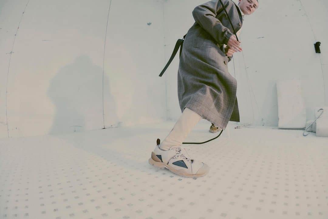 UNITED ARROWS & SONSさんのインスタグラム写真 - (UNITED ARROWS & SONSInstagram)「【 Info 】﻿ ＜adidas Originals by OAMC ＞﻿ Luke Meier（ルーク・メイヤー）の手がけるㅤㅤㅤㅤㅤㅤㅤㅤㅤㅤㅤㅤㅤ ＜OAMC（オーエーエムシー)＞とㅤㅤㅤㅤㅤㅤㅤㅤㅤㅤㅤㅤㅤ ＜adidas Originals（アディダス オリジナルス）＞によるコレクション＜adidas Originals by OAMC＞のㅤㅤㅤㅤㅤㅤㅤㅤㅤㅤㅤㅤㅤ Type O-4とType O-5を8月7日(金)にユナイテッドアローズ＆サンズとユナイテッドアローズ＆サンズ オンラインストアにて発売いたします。ㅤㅤㅤㅤㅤㅤㅤㅤㅤㅤㅤㅤㅤ ※オンラインストアは11:00から発売開始いたします。﻿ ﻿ Type O-4は＜adidas＞のアウトドアスポーツレーベル＜adidas TERREX（アディダス テレックス）＞からインスパイアされたアウトドアシューズとサンダルを組み合わせたようなシルエットで、アッパーがスエードとヌバックで構成されているほか、シュータンには半透明素材を採用するなどして素材に拘る＜OAMC＞らしいモダンな雰囲気になっています。﻿ Type O-5は、1998年に＜adidas Originals＞のEQTシリーズからリリースされたレトロでボリューム感のある「Tyranny（ティラニー）」から着想を得ています。Tyrannyのソールにメッシュやスエードからなるトレイルランニング用のアッパーを組み合わせ、全体のトーンを統一することでクリーンな印象の1足に仕上がっています。﻿ ﻿ ﻿ Collection of <adidas Originals by OAMC> by <uke> (OAMC) and <adidas Originals by OAMC>, type O-4 and type O-5 by Luke Meier on 7th August .It will be sold at United Arrows & Sons and United Arrows & Sons online store. *The online store will be on sale from 11:00.﻿ ﻿ Type O-4 is a silhouette that combines outdoor shoes and sandals inspired by <adidas>'s outdoor sports label <adidas TERREX>, and the upper consists of suede and nubuck, as well as tongue. Has a modern atmosphere like <OAMC>, which uses semi-transparent materials.﻿ The Type O-5 is inspired by the retro, voluminous "Tyranny" released in 1998 from the <adidas Originals> EQT series. The Tyranny sole is combined with a mesh and suede trail running upper to unify the overall tone, resulting in a clean pair of shoes.  #adidasOriginalsByOamc #adidasOriginals #oamc #UnitedArrowsAndSons」8月6日 20時42分 - unitedarrowsandsons