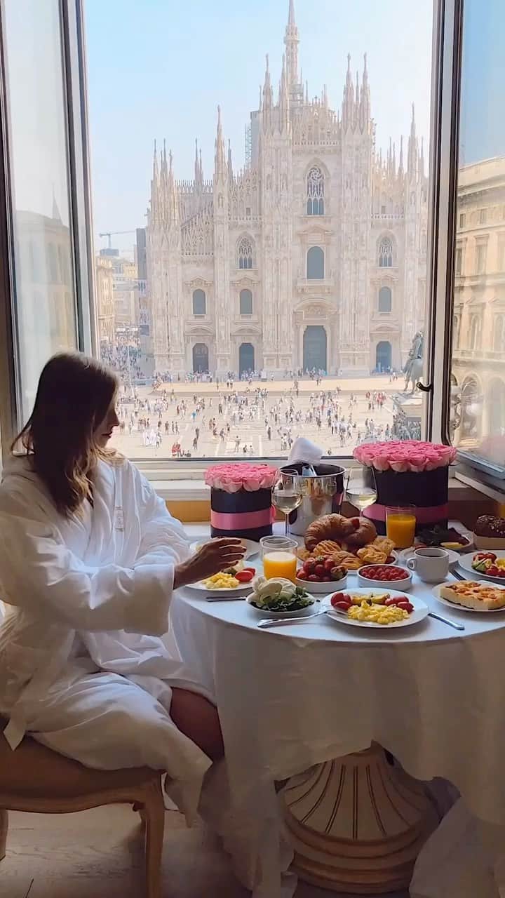 バーボラ・コディトヴァのインスタグラム：「My favourite hotels around the world 🌎 1. @rafflesmaldives  2. @intercontinental_maldives  3. @andronissuites  4. @v1budapest  5. @shangrilaparis  6. @buergenstockresort  7. @oolesaintgeran  8. @plaza_athenee 9. @aquadome_hotel.therme.spa  10. @londonmarriottcountyhall  11. @mo_prague  12. @bulgarihotels  13. @stregismaldives  14. @thedol」