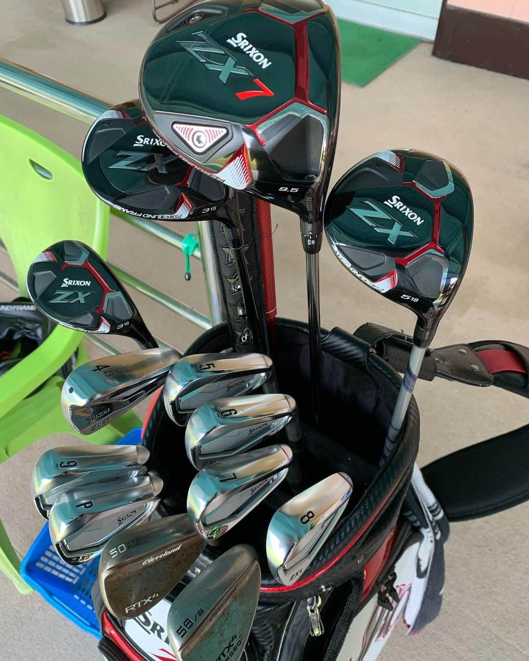 稲森佑貴のインスタグラム：「SRIXONより新たなギア、ZXシリーズのご紹介です！ 僕はドライバーはZX7を、アイアンはZX5を使っています！ 顔がとても良く非常に構えやすいクラブとなっております👌 ブレ幅も少なく打感もしっかりしていてボールが伸びていきます！  今回より新開発のリバウンドフレームを搭載しておりフェースが大きくたわみ、インパクト時のエネルギーを効率よくボールに伝えそれにより初速が出て飛距離アップに繋がります🏌️‍♂️  皆さんも是非チェックしてみてください😊  #SRIXON  #スリクソン #ZXシリーズ」
