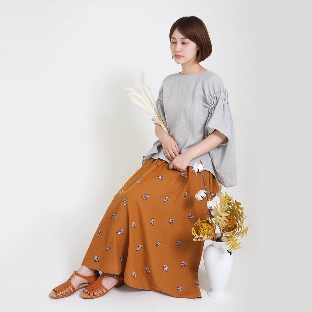 marbleSUD(マーブルシュッド) のインスタグラム：「今から秋まで楽しみたい！そんな気持ちにお応えするべく、秋を意識した着こなしを3コーデご紹介。 🐪 こっくり濃いキャメルカラーのスカートを主役に。トップスも淡いグレーで品よくまとめて。どちらも麻混なので、蒸し暑い日でも快適です。」