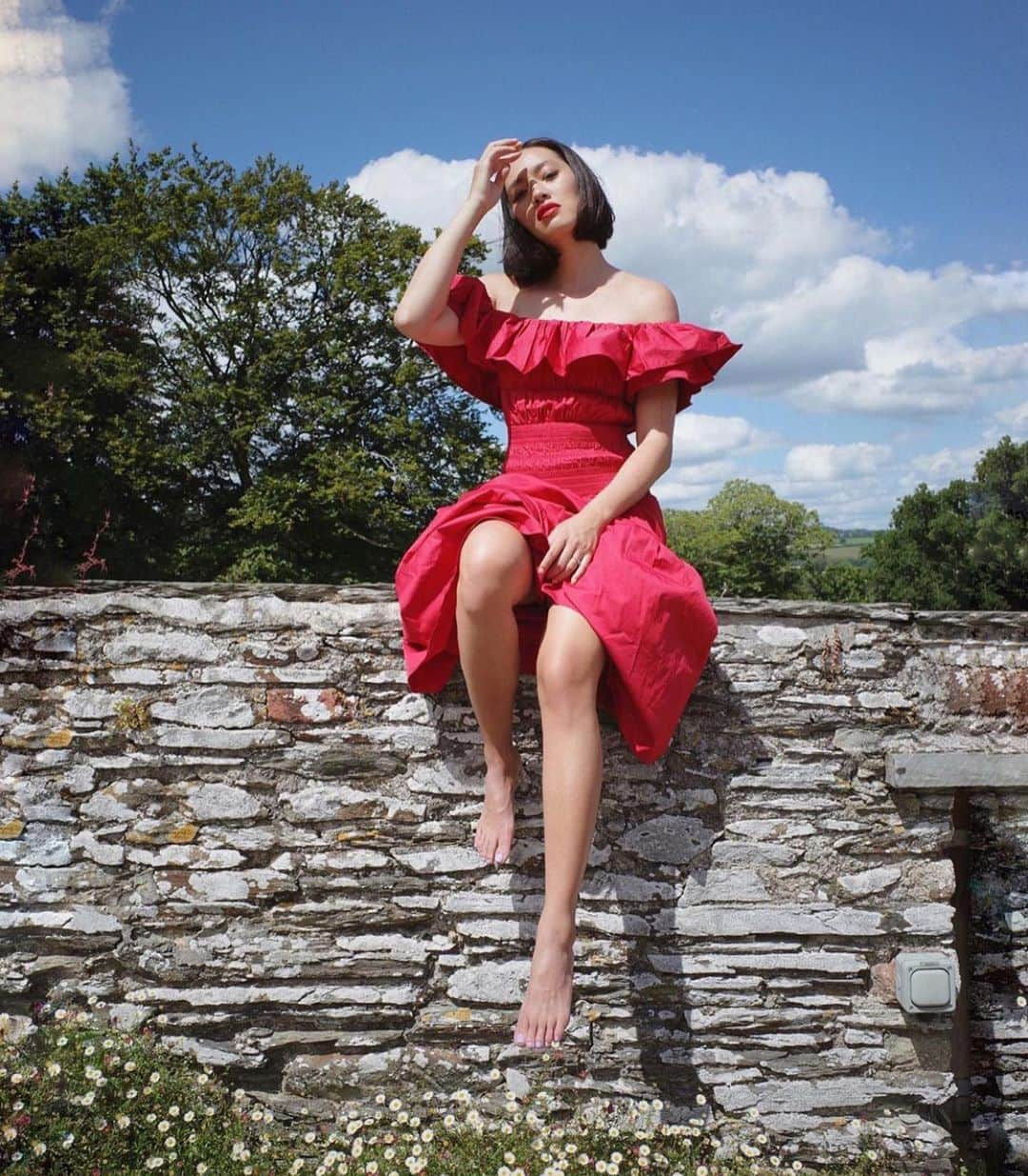 SELF PORTRAITさんのインスタグラム写真 - (SELF PORTRAITInstagram)「@handinfire in our RED OFF SHOULDER COTTON POPLIN MIDI DRESS」8月6日 19時12分 - mrselfportrait