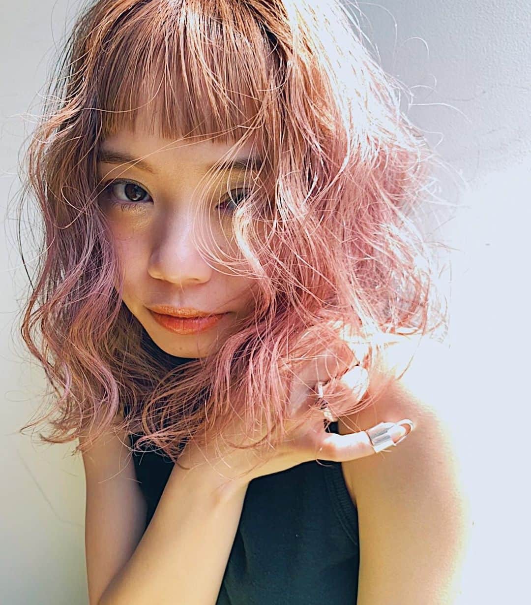 福地夏未のインスタグラム：「🌈 pinkhair✖️wavehair かなこスタイリストデビューおめでとう♡ 早速前髪を切ってもらった♡ _ #pinkhair #wavehair #makeup #mke #オン眉」