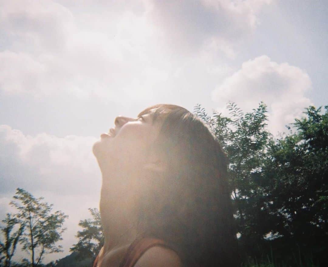 きなりのインスタグラム：「久しぶりに日光たくさん浴びてクタクタになるまで１日駆け回ったら、なんだか今までのモヤモヤが無くなっていった🌿 ７５年前の今日、わたしと同じ若者達から未来という夢を奪った悲しい出来事を文献を読みながら胸に刻みます。 いつだって日常はかけがえのない大事な宝物だと思う ２０２０年の夏も、苦しいけれど、未来は続いていると信じて日光たくさん浴びて、明日も楽しみに生きるよ🌏✨」