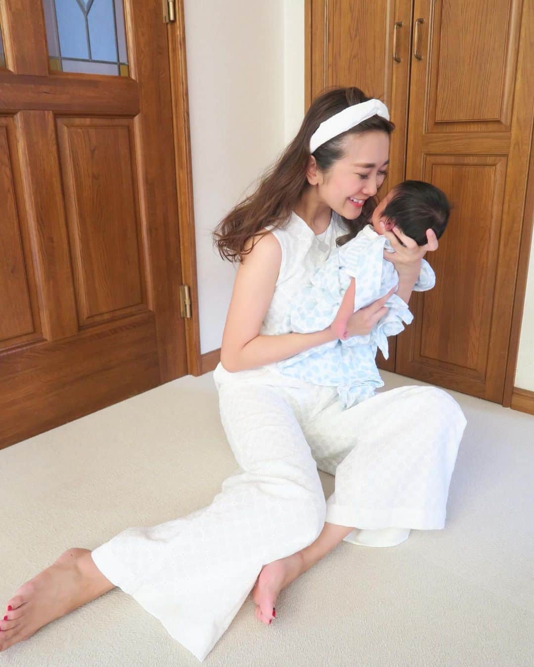 Mai Wakimizuのインスタグラム：「息子との毎日はあっという間で、新生児時期も残り僅かとなり寂しい気持ち（；＿；）今日は子育てのプロのお友達が遊びに来てくれたので1から10まで質問攻め！色々と教えてもらい、また一つ勉強になりました＼(^o^)／毎日、"チュウしたいー！だめだめ我慢♡"の繰り返しです♡ #newborn#newbornbaby#babyboy#新生児#男の子ベビー#男の子ママ#生後19日#linkable」