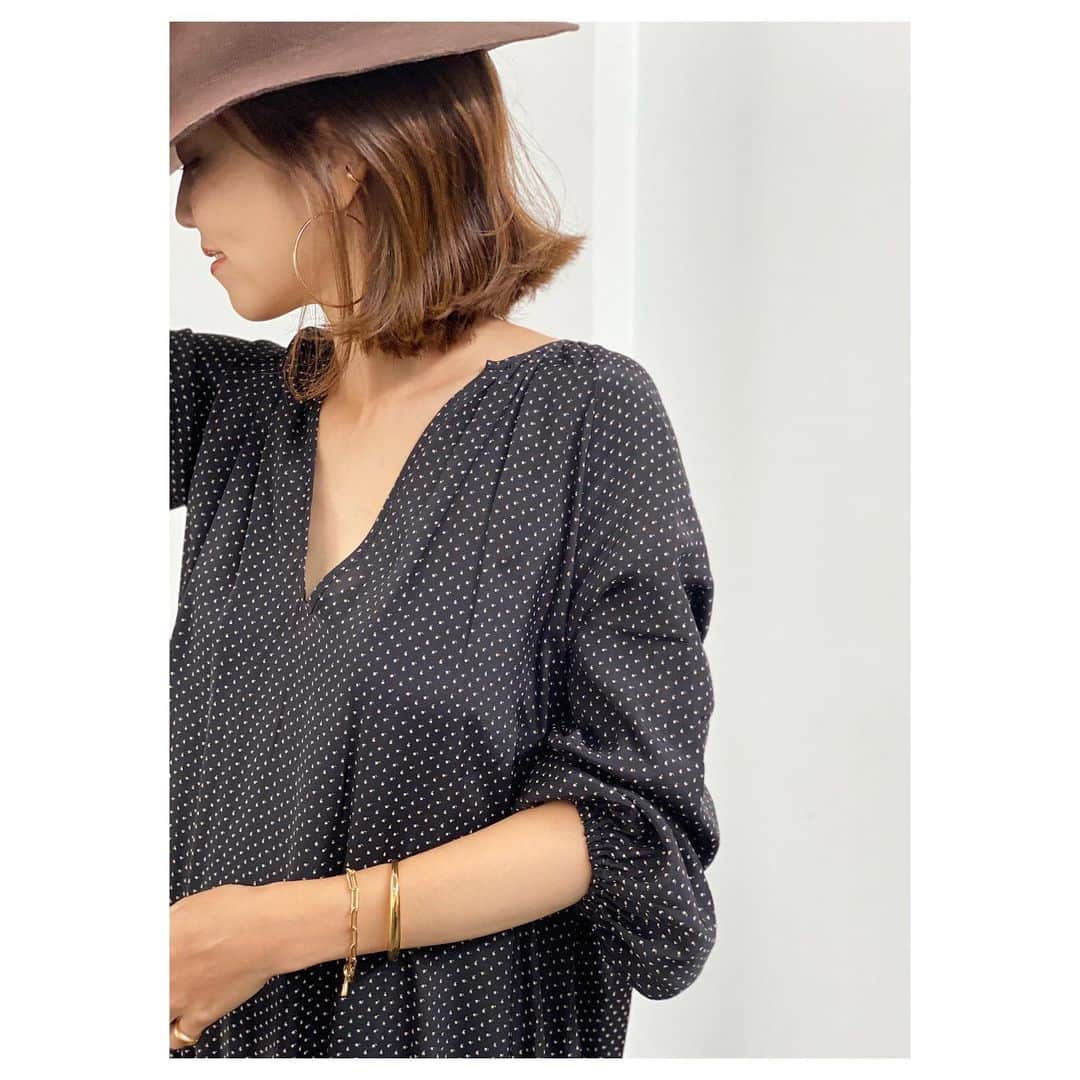 のインスタグラム：「〝R’IAM LIKE DOT ワンピース〟﻿ ﻿8/6thu.ON SALE！  大人っぽいシルエットになるように﻿ 裾にギャザーを入れたティアードワンピース。﻿ 深く開いたVネックに﻿ あえてカジュアルなタンクをのぞかせるのも◎﻿ ﻿ ・ワンピース No.20040922604030﻿ ¥34,000+tax﻿ col:ブラック﻿ size:36/38﻿  ・HAT(TAH) 店舗8/7発売 No.20095923000130 ¥15,000+tax  ※オンラインストアでは、﻿ 準備出来次第の販売開始となります。﻿ ﻿ #Plage #プラージュ﻿ #baycrews #fashion ﻿ #coordinate #RIAMPLAGE」