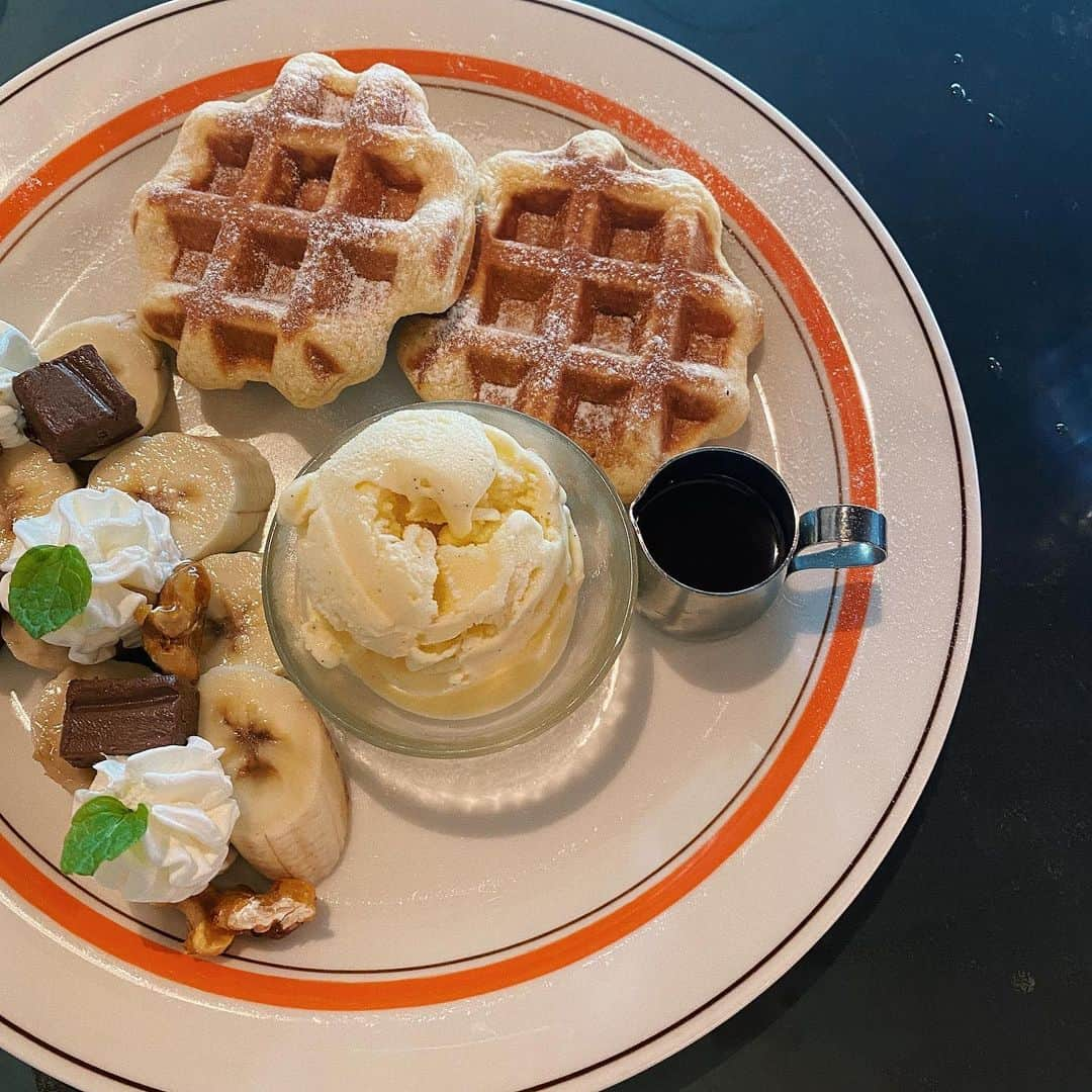 市野莉子さんのインスタグラム写真 - (市野莉子Instagram)「今日のお昼🍨 久しぶりに甘いの食べて幸せ時間〜 . #りかりこ#カフェ #ワッフル#東京カフェ #twins#followme」8月6日 19時18分 - riko_ichino