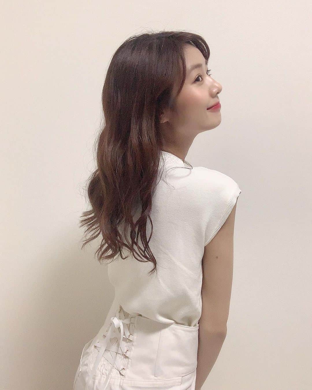 杉浦みずきのインスタグラム：「. バックリボン🎀 え、もう8月やって？ はやすぎはやすぎ だからこんなに暑かったんか😵 ・ ・ #バックリボン #バックリボンスカート #マーメイドスカート #白コーデ #全身白コーデ」