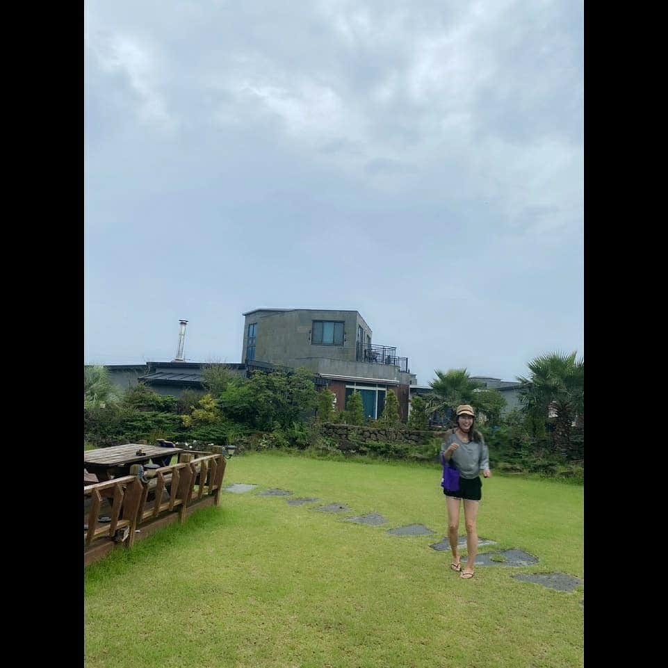 チョン・ダへのインスタグラム：「오늘 엄마 찾지마~~~ #딸래in제주#딸래네앞마당  #서울에서#손님오셨다 #자유부인#자유다 #제주살이#행복해 #항구식당#뉴저지카페」