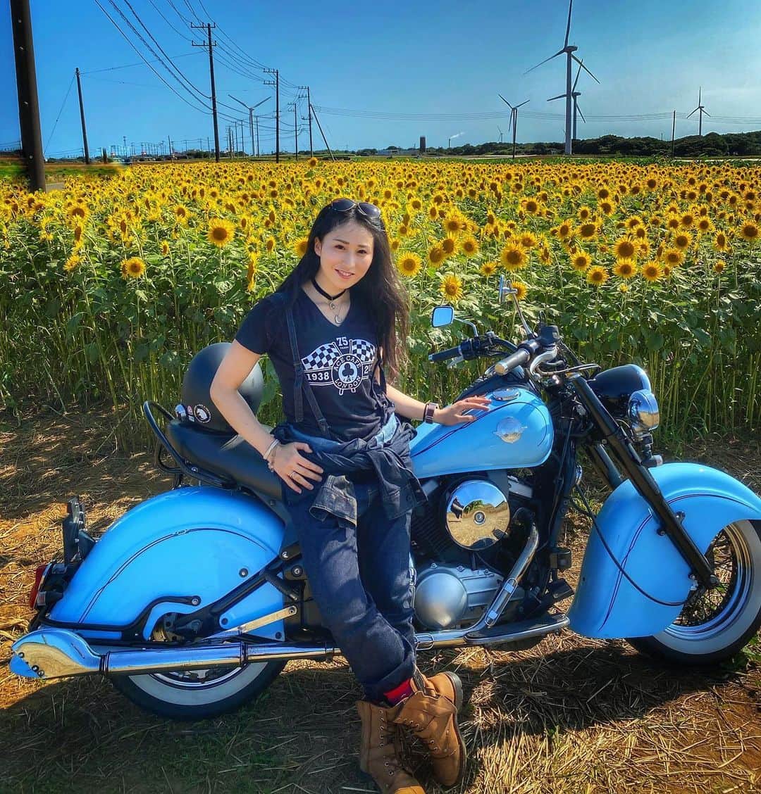宇田恵菜さんのインスタグラム写真 - (宇田恵菜Instagram)「Sunflower with Isabella 💋 向日葵とイザベラのコラボは初めて！ 最高に好き！ ------------------------- #motorbike #motorcycle #drifter #vulcan #mybike #ridding #womanrider #vulcandrifter #kawasaki #rider #バイク #バルカン #ドリフター #イザベラ #女性ライダー #バイカー #マイバイク  #kawasakivulcan #kawasakigirl #バルカンドリフター  #えなイズム #ソロツーリング #恵菜バイク #バイク女子 #カワサキ女子 #バイク好き #バイク納車　#向日葵畑　#銚子」8月6日 19時23分 - ena2727