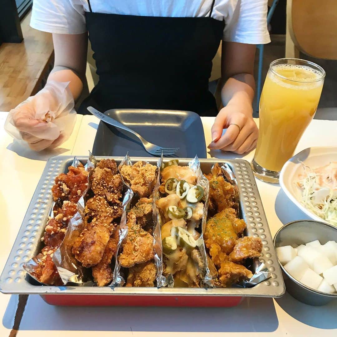 のインスタグラム：「【新大久保　カンホドンチキン】 女性人気No1の韓国チキンのお店！ ㅤㅤㅤㅤㅤㅤㅤㅤㅤㅤㅤㅤㅤ 🏠#新大久保　#カンホドンチキン 🚶‍♂️新大久保駅徒歩6分 📖5味チキン2680円+tax  カンホドンチキンの新作PRを頼まれたよ！  新作の5味チキンはヤンニョム、醤油、カリカリフライド、ハラペーニョ、ハニーマスタードの5種類が楽しめる！ ㅤㅤㅤㅤㅤㅤㅤㅤㅤㅤㅤㅤㅤ ちきんはカリッカリ。 全部骨なしチキンで食べやすい！ 特にハラペーニョは新大久保ではここだけ！！！ ヤンニョムと醤油チキンがばかうまい。 ㅤㅤㅤㅤㅤㅤㅤㅤㅤㅤㅤㅤ カンホドンではチキンが骨つきか骨なしか選べるのと店内がオシャレで清潔感あるから女性客がめちゃくちゃ多い！ ㅤㅤㅤㅤㅤㅤㅤㅤㅤㅤㅤㅤㅤ 新作と別にオレが超オススメなのが、ヤンニョム(すごくおいしい味付けチキン)とプリンガールのハーフハーフ(¥2750+tax) ㅤㅤㅤㅤㅤㅤㅤㅤㅤㅤㅤㅤㅤ 人気ナンバーワンのヤンニョムに、甘いチーズパウダーたっぷりの名物プリンガールのコンボはまじでやばい！！！ ㅤㅤㅤㅤㅤㅤㅤㅤㅤㅤㅤㅤㅤ ここのチキン全部うまいけど、このコンボが1番うなるよ！ ヤンニョム美味しいお店減ってきたからまじで嬉しい。 辛さはあるけどそこまで辛くない！ ㅤㅤㅤㅤㅤㅤㅤㅤㅤㅤㅤㅤㅤ チキン注文するとキャベツと大根ついてくる！  チキンはもちろんテイクアウト可能！ この時期はテイクアウトする人もめっちゃ多い！ テイクアウトの箱もかわいいで！ ㅤㅤㅤㅤㅤㅤㅤㅤㅤㅤㅤㅤㅤ 新大久保でチキン食べたくなったら行ってみて🐒 まじ大好きなお店！！！  東京都新宿区百人町1丁目1-26 営業時間11:00〜1:00 ㅤㅤㅤㅤㅤㅤㅤㅤㅤㅤㅤㅤㅤ」
