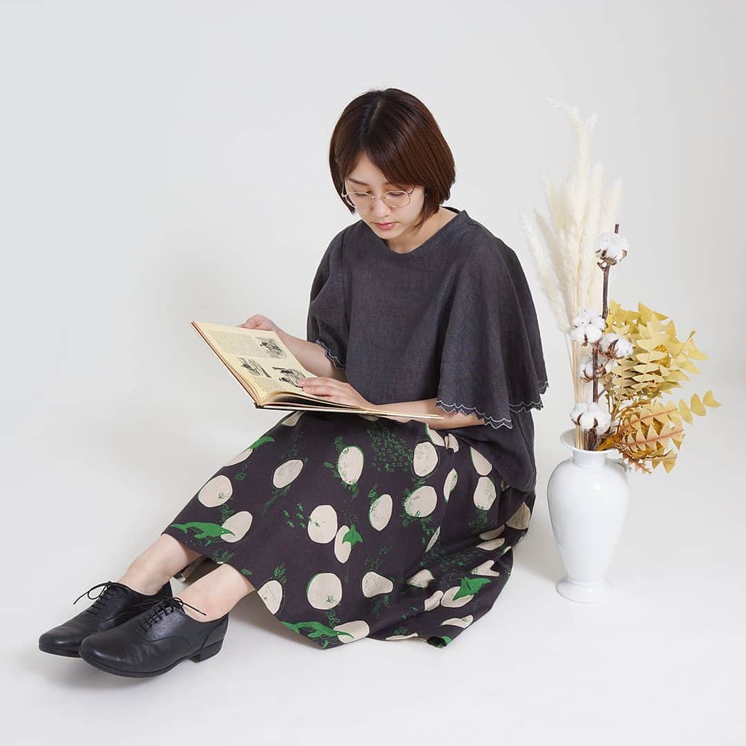 marbleSUD(マーブルシュッド) のインスタグラム：「今から秋まで楽しみたい！そんな気持ちにお応えするべく、秋を意識した着こなしを3コーデご紹介。 🍐 読書の秋にも海の仲間を忘れずに。深いグレーでシックにまとめて。靴を革靴にするだけで印象がガラッと変わりますよ。夏は白Tいシャツとの合わせてカジュアルに着こなすのも◎」