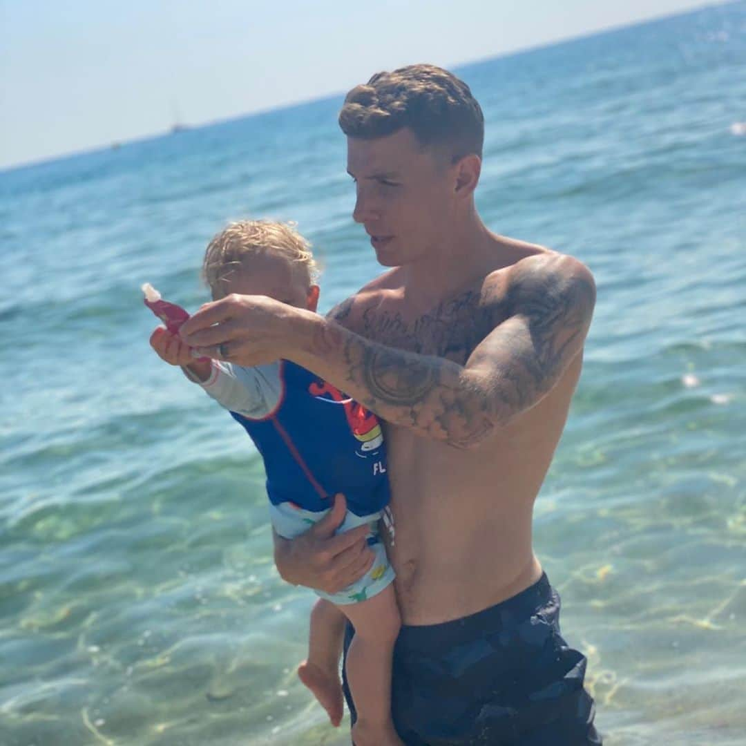 リュカ・ディニュさんのインスタグラム写真 - (リュカ・ディニュInstagram)「Summer time 🧸☀️ 👈🏼」8月6日 19時42分 - lucasdigne