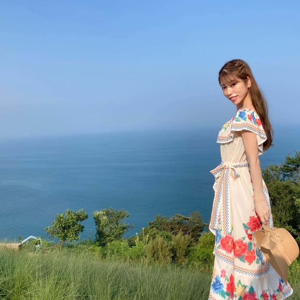 雨宮めるさんのインスタグラム写真 - (雨宮めるInstagram)「熱海伊豆方面の女子旅初日。 COEDA HOUSEへ行ってきました。 天気良くて、紫外線からの逃げ場はほぼありませんが、撮影スポットとして最高でした♡  インスタ映えワンピ #chicwish  #アカオハーブアンドローズガーデン #コエダハウス #coedahouse #海の見えるカフェ #丘の上のカフェ #インスタ映え #インスタ映え旅行 #インスタ映えカフェ #熱海旅行 #伊豆旅行 #女子旅 #夏旅行 #夏休み #summervacation #instagood #instasweets #インスタ映えスポット #インスタ映えスポット巡り #インスタ映えスイーツ #おしゃれカフェ #おしゃれスポット #女子旅コーデ #女子旅ファッション #麦わら帽子コーデ #麦わら帽子 #インスタ映えファッション #海コーデ #熱海 #熱海カフェ」8月6日 19時42分 - amamiya_melty