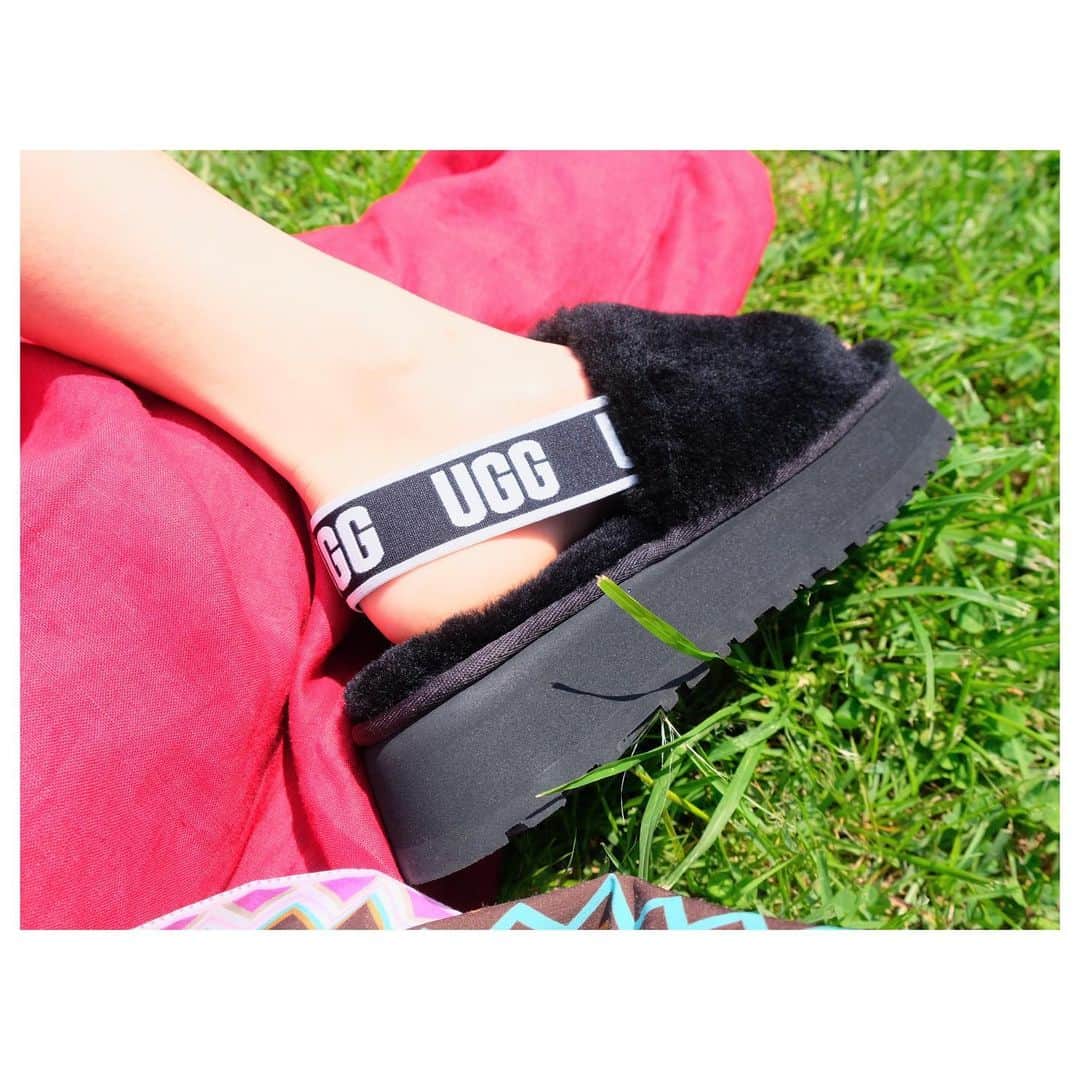 林恵理さんのインスタグラム写真 - (林恵理Instagram)「もこもこふわふわのUGGサンダル♡ 冬の定番のUGGだけど、サンダルもめちゃくちゃ可愛い☺️ . . #UGGサンダル #ugg #uggshoes #uggsandals #fashion #summercode #onepiece #summer」8月6日 19時35分 - eri_rin.215