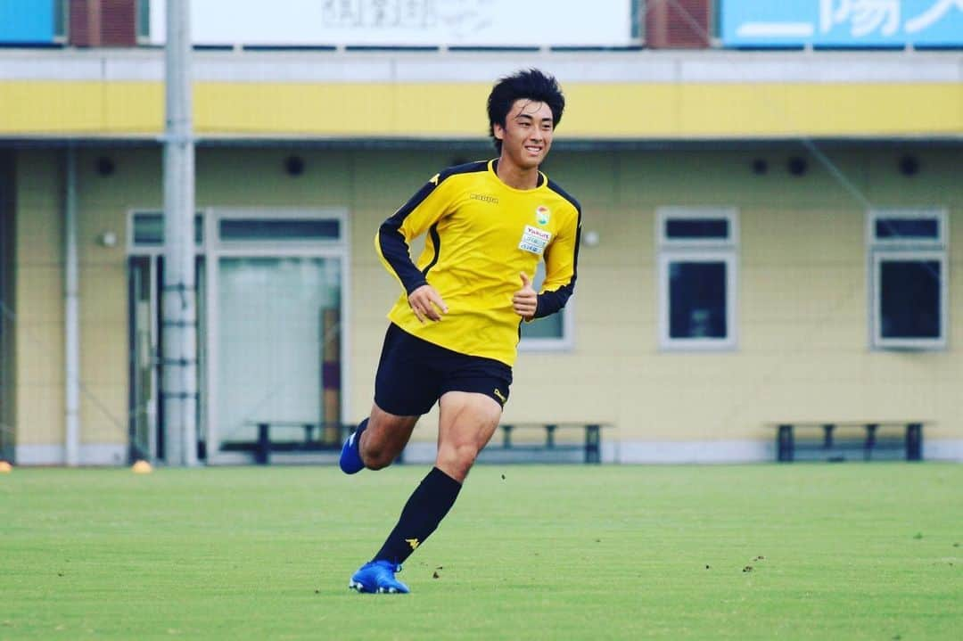 高橋壱晟のインスタグラム：「暑いときにどれだけやれるか。  新色のスパイクは青でクールに👍  #jefunited #adidasfootball #CREATEDWITHADIDAS #INFLIGHTPACK」