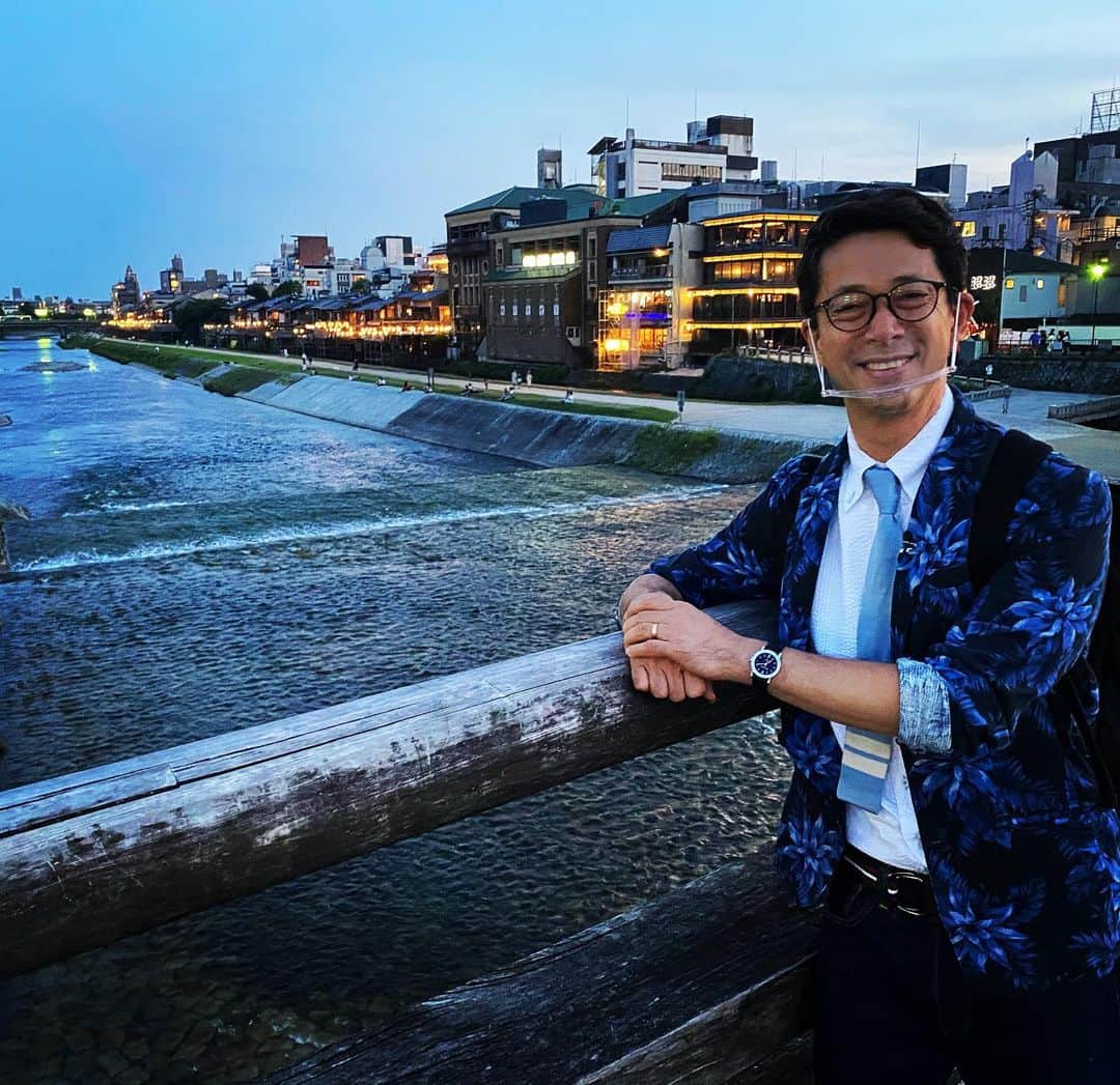 西川忠志さんのインスタグラム写真 - (西川忠志Instagram)「KYOTO  夕暮の鴨川。  本日2本目のロケは京都へ参りました。  朝、大阪を出発し 神戸、京都と三都物語。  引き続き 感染症対策しっかりして ロケ続けます！  感謝」8月6日 19時38分 - nishikawa_tada