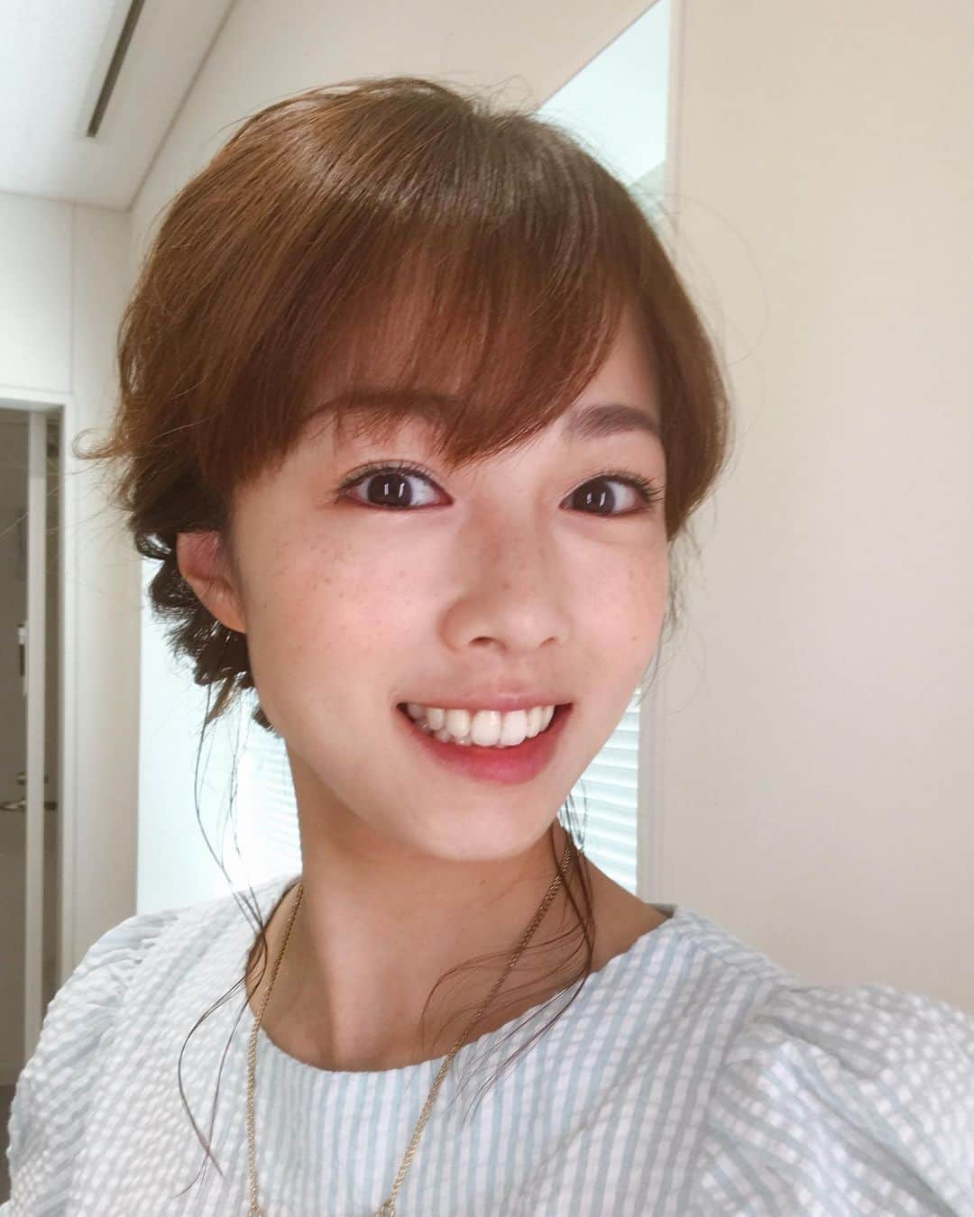 高橋春花のインスタグラム：「髪型がとてもかわいくて 撮ってもらいました😆 メイクさん、 たくさんねじねじして 少しひっぱって形作ってました。笑 プロフェッショナルの技に感動です！ #髪型アレンジ #高橋春花#アナウンサー #HTB」