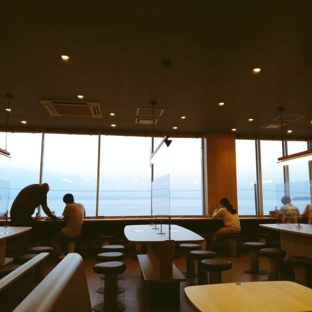 【公式】オーシャンリゾートホテル マホロバ・マインズ三浦さんのインスタグラム写真 - (【公式】オーシャンリゾートホテル マホロバ・マインズ三浦Instagram)「新しくなった三浦海岸のマクドナルドからの景色です。台風被害によりまるっと建て替えて最近オープンしたばかり。日本一景色の良いマクドナルドじゃないのかなあなんて思ってます。  #海 #マクドナルド #マックカフェ #マクドナルド好き #ダレカニミセタイケシキ #夏の海 #リゾートテレワーク #おうちで旅体験 #海好きな人と繋がりたい #海水浴 #マック #海のある生活 #mcdonalds #海のある暮らし #igで繋がる海 #みさきまぐろきっぷ #夏休み旅行計画 #田舎暮らし #三浦海岸 #三浦半島いいところ🙌 #移住 #三浦 #三浦市 #マホロバマインズ #maholovaminds #マホロバケーション #神奈川観光 #三浦半島 #マホロバ #マホロバマインズ三浦」8月6日 19時40分 - maholova_minds_miura