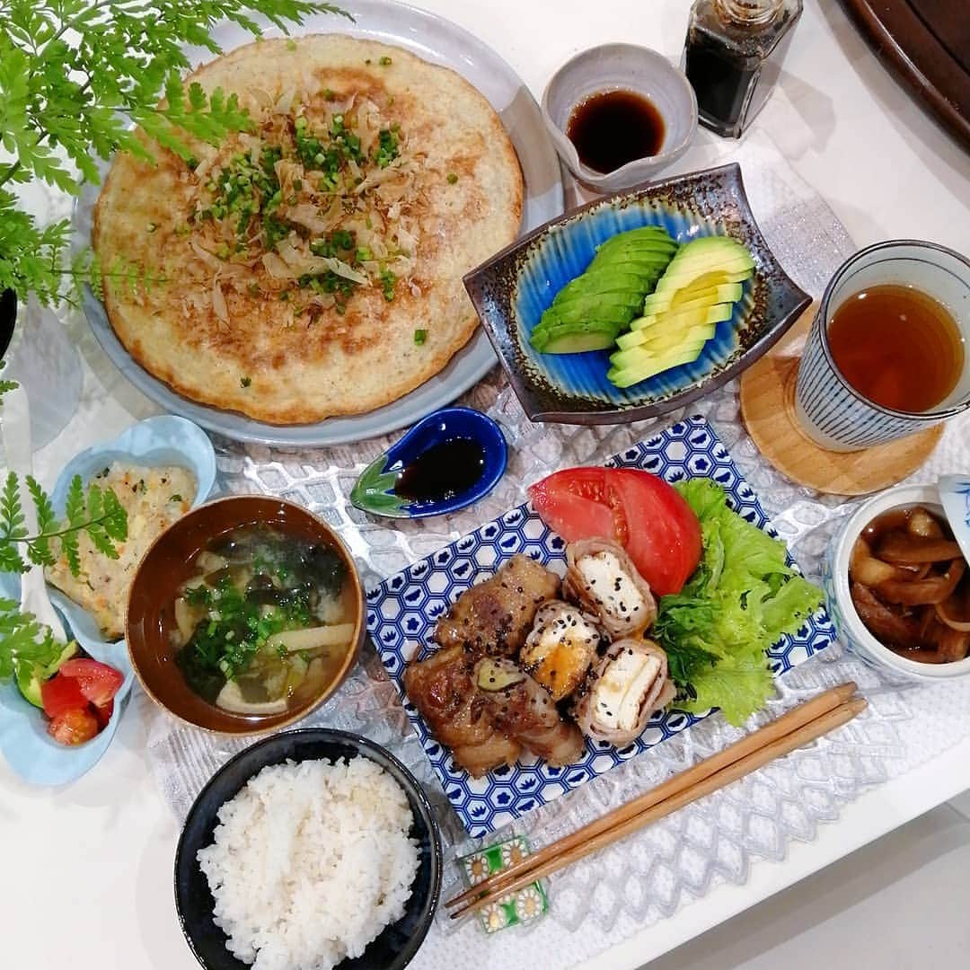 のインスタグラム：「#晩御飯#食費月13000円   豚バラの厚揚げチーズ&茄子巻き 山芋鉄板焼き アボカド刺し ほうれん草のお味噌汁 漬物  #離乳食#離乳食後期 五目粥 トマト&アボカド 山芋鉄板焼き  今日(も)晴の食欲爆発してた🤯 おかわりいつまでもする。吐いちゃうから強制送還🚀⭐  今日も無事に１日終了ー  #晩ごはん#晩ご飯#夕食#夕御飯#夕食#おうちごはん#節約#節約ご飯#晩御飯#デリスタグラム#デリスタグラマー#クッキングラム#ワーママ#大分#instafood#離乳食記録#11ヶ月」