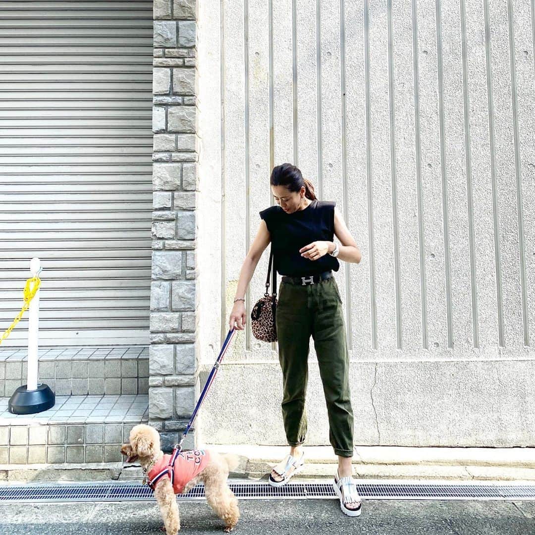 のインスタグラム：「・ レイと一緒☆﻿ ﻿ ショルダーパット入りのタンクを﻿ 娘と兼用で買ってみたら、﻿ 袖周りがボリューミーで 小顔効果もある？﻿ 使えそうなので、カラー違いも欲しいなぁ〜﻿ ﻿ 肩パッド…って言い方は、﻿ バブル世代だけなのか…﻿ ﻿ ﻿ ﻿ #ザラ#zara  #ザラジョ #ザラコーデ #zarawomen  #ショルダーパッド  #ショルダーパッドタンク #肩パッド #肩パッド入り  #お散歩コーデ#ワンコとお出かけ ﻿ #犬とおでかけ ﻿ #大人カジュアル#シンプルコーデ﻿ #アラフィフ#アラフィフコーデ﻿ #アラフィフファッション﻿ #アラフィフママ #アラフィフモデル﻿ #アラフォー#アラフォーコーデ﻿ #アラフォーファッション﻿ #今日のコーデ﻿ #40代ファッション #40代コーデ﻿」