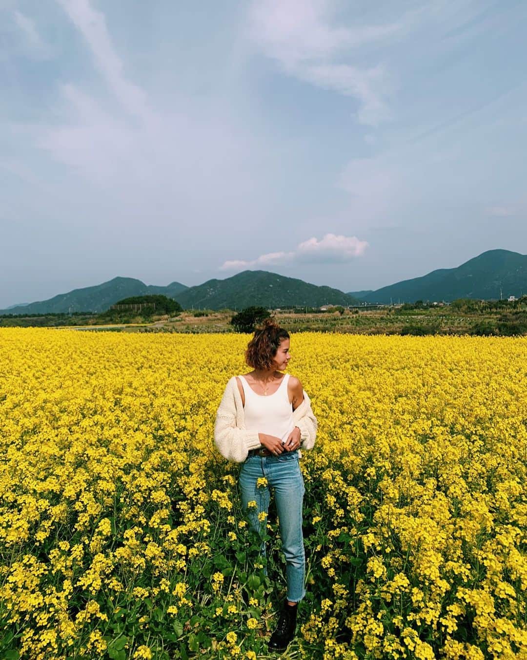 のインスタグラム：「🌼🌿⛰️ ・ ・ 去年行った長崎の五島列島🌱 ・ 自然豊かで人も暖かくて穏やかなゆったりとした空気が流れてたなあ😌💭 ・ ご飯も美味しかったなあ🍚 ・ ・ 今だからこそ、旅の力で地元や好きな地域を応援したいという ANAトラベラーズ主催の忘れられない日本の旅先をシェアする @hayari_tabi 「応援したいハヤリタビ」キャンペーンに参加してみたよ🥰 💕 ・ ・ ・ みんなも是非、思い出の写真と共に地元の魅力や応援したい地域を、ハヤリタビ として伝えるフォトキャンペーンに参加してみてね❣️ ・ ・ 抽選で10名様に、トレンドメーカー(ハヤリタビのアンバサダー)がセレクトした各地域の選りすぐりの品がプレゼントされるらしい🥳💕 ・ ・ また気軽に旅が出来る日が近々来ると信じて🙏🏼✨ ・ ・ ・ #ハヤリタビ #ANAトラベラーズ #応援したいハヤリタビ #pr」