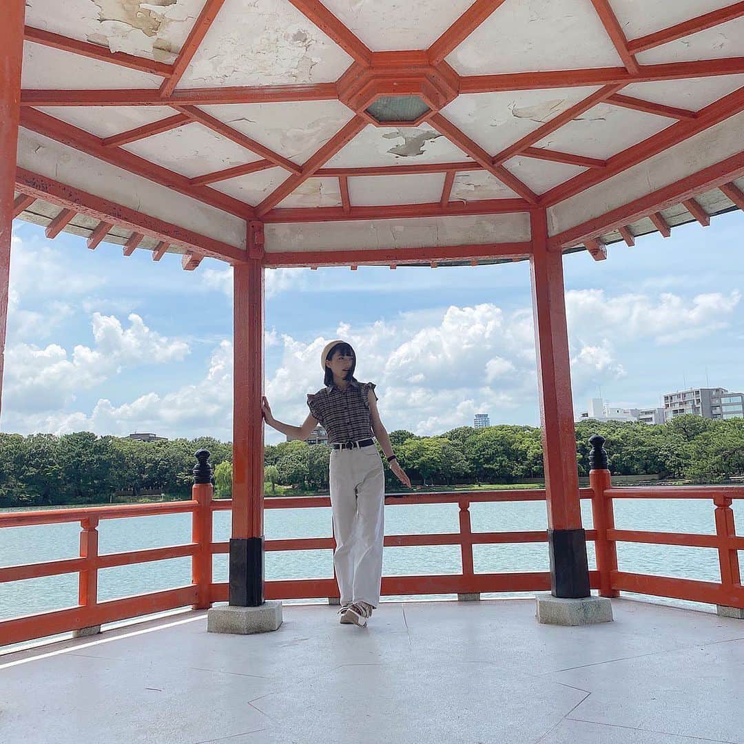 希山愛さんのインスタグラム写真 - (希山愛Instagram)「*  夏の雲はもくもくしとって 雲の上を歩けそうな感じがする☁️  #ここはどこでしょ ☁️  #センターの鳩がいい感じ 🕊  #希山愛 #ばってん少女隊」8月6日 19時47分 - kiyama_ai_official