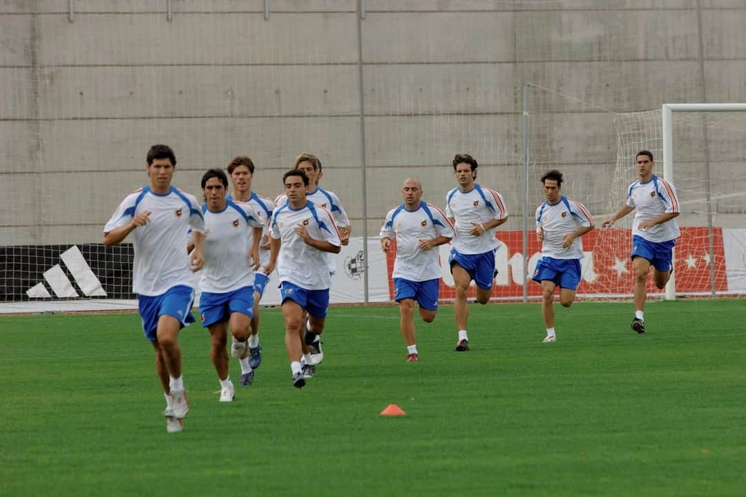 サッカー スペイン代表チームさんのインスタグラム写真 - (サッカー スペイン代表チームInstagram)「#TBT  En el mes de agosto de 2005, la Ciudad del Fútbol de Las Rozas rebosaba actividad. Sí, en agosto. ¿No os lo creéis? Pues echad un ojo a estas cuatro fotos a ver si reconocéis a alguien... 😜  #throwbackthursday」8月6日 20時00分 - sefutbol