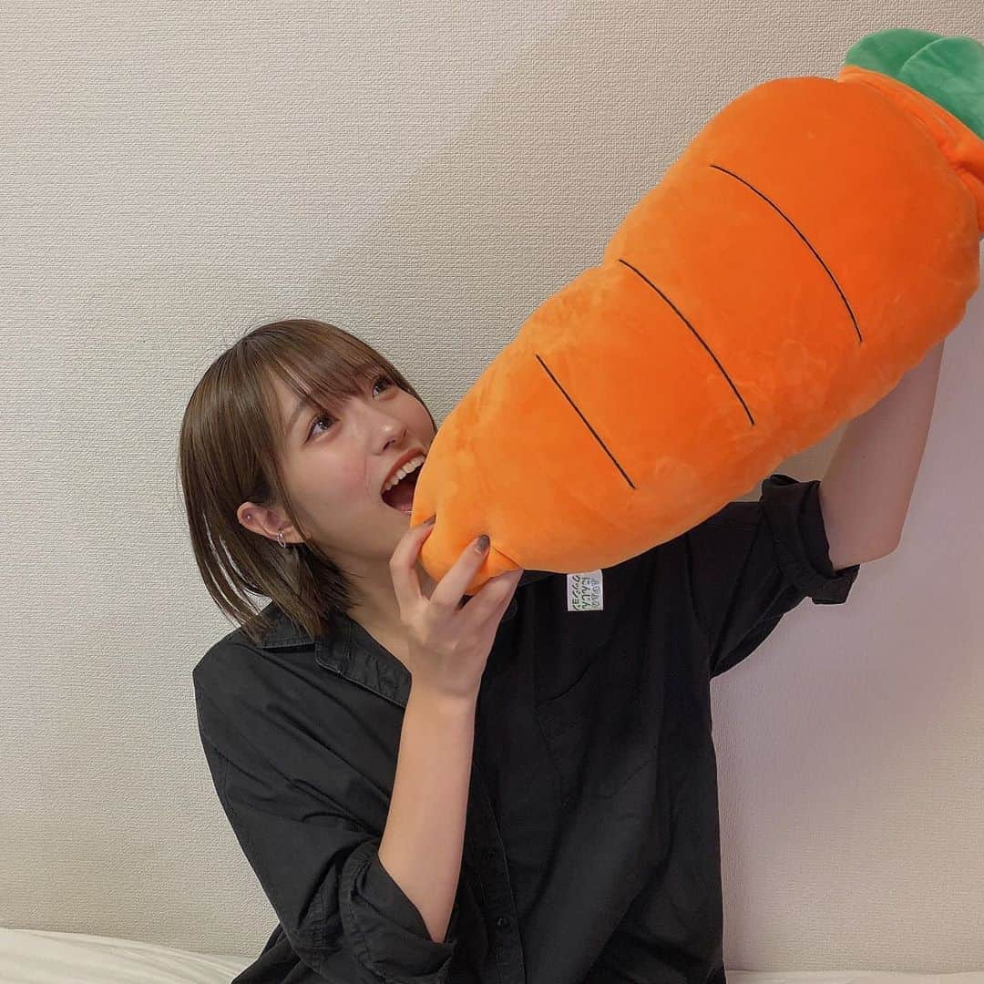 小嶋花梨さんのインスタグラム写真 - (小嶋花梨Instagram)「れーちゃんから貰ったにんじん🥕﻿ とっても大切に使ってますよ〜🥕﻿ ﻿ ﻿ #抱き枕 #ぬいぐるみ #シャツコーデ #シャツワンピ」8月6日 20時00分 - nmb_kojima_48