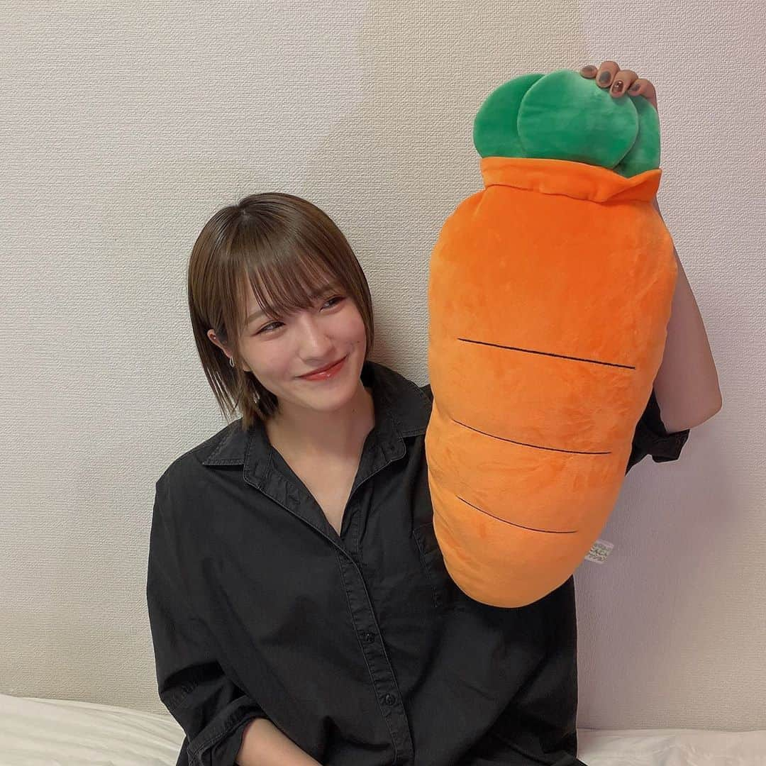 小嶋花梨さんのインスタグラム写真 - (小嶋花梨Instagram)「れーちゃんから貰ったにんじん🥕﻿ とっても大切に使ってますよ〜🥕﻿ ﻿ ﻿ #抱き枕 #ぬいぐるみ #シャツコーデ #シャツワンピ」8月6日 20時00分 - nmb_kojima_48