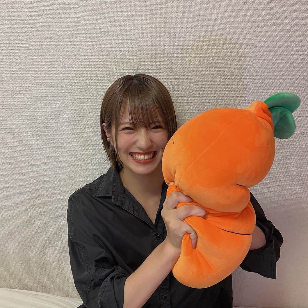 のインスタグラム：「れーちゃんから貰ったにんじん🥕﻿ とっても大切に使ってますよ〜🥕﻿ ﻿ ﻿ #抱き枕 #ぬいぐるみ #シャツコーデ #シャツワンピ」