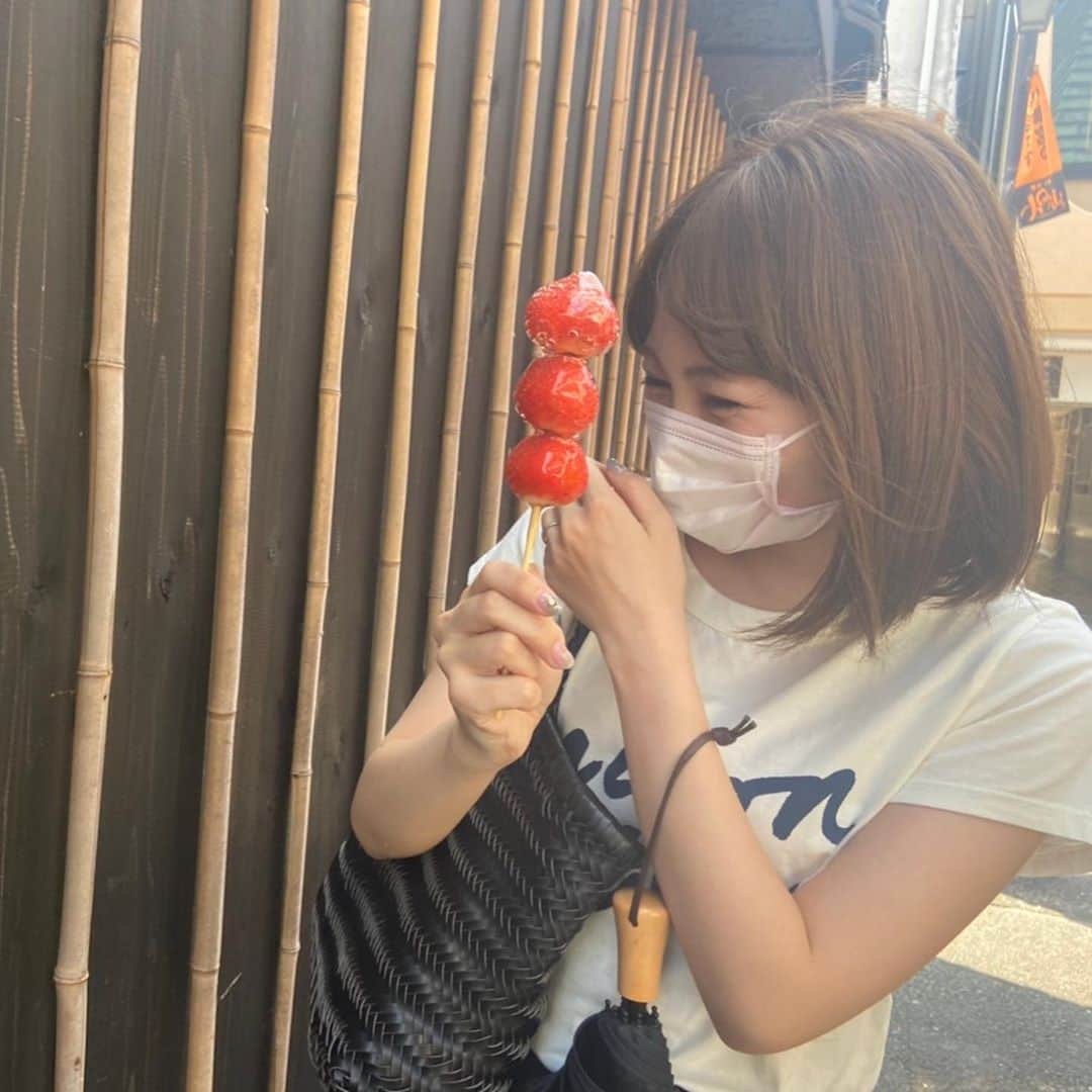 あや猫さんのインスタグラム写真 - (あや猫Instagram)「本日はお仕事で鎌倉まで🏄﻿ ﻿ 鎌倉にちゃんと来たのは初めてだったので、街並みにうきうきしました🕊 𓈒 𓂂𓏸﻿ ﻿ Tシャツは🦊です👍🏻 @maisonkitsune ﻿ ﻿ デニムはYANUKのCOLLEENのワイドテーパード。（ヤヌーク2本目💕）﻿ @yanuk_official  サイズは21で、カラーはワンウォッシュインディゴ☺️﻿ ハイウエストです😎﻿ ﻿ ﻿ このデニム、本来は一番ハマるのは骨格ナチュラルさんのようですよ💡﻿ ウェーブ的にはもう少し柔らかい素材だったり薄い色が合うそうです。﻿ 今回はハイウエストという事だけ骨格意識しました＼(^o^)／（骨格ウェーブです）﻿ ﻿ 顔タイプ的な要素の、アクティブキュートはカジュアルが得意のようなのでこういったインディゴのようなカジュアルな雰囲気のコーデもいけるのだそう👍🏻✨﻿ あまり顔タイプで服は選ぶことがなかったのですが、、﻿ 今回は顔タイプのおかげもあり、いつもと違った洋服を取り入れられました😏﻿ ﻿ あとはハイウエストになっているので低身長でも足長効果があるのでスタイルアップできる👏🏻私は短足なのでハイウエストじゃないと、つんつるてんになってしまう…笑﻿ ﻿ やっぱりヤヌークのデニムは形が綺麗です😍﻿ ﻿ デニムはなんとなくカジュアルになりすぎたり、シルエットが強調されたりするのが苦手意識があり、、😩﻿ 今まで中々履く事がなかったのですがヤヌークに出会ってからデニムの良さに気がつけました☺️👍🏻﻿ ﻿ ┈┈┈┈┈┈┈┈┈┈┈┈┈┈┈┈┈┈┈┈﻿ #YANUK #ヤヌーク #ヤヌークデニム  #yanukdenim #ハイウエストデニムワイドパンツ #ハイウエストデニム #ハイウエスト #ワイドパンツ #デニムコーデ #デニムパンツ #maisonkitsune #メゾンキツネ #メゾンキツネtシャツ #カジュアルコーデ #低身長コーデ #低身長ファッション #152cmコーデ #骨格ウェーブ #骨格ナチュラル #アクティブキュート #アクティブキュートコーデ」8月6日 19時55分 - ayanekotan