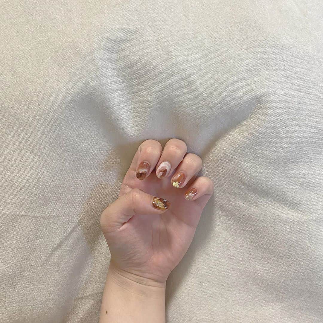 青木菜花のインスタグラム：「.﻿ .﻿ new nail 🤎🤎﻿ ﻿ 今回はブラウン系でニュアンスネイルにしてもらったよ🐻﻿ 大人っぽくて可愛い🥺 .﻿ . #ネイル #ネイルデザイン #ジェルネイル #newnail #ニュアンスネイル #ブラウンネイル #ベージュネイル #instalike #instagood #l4l」