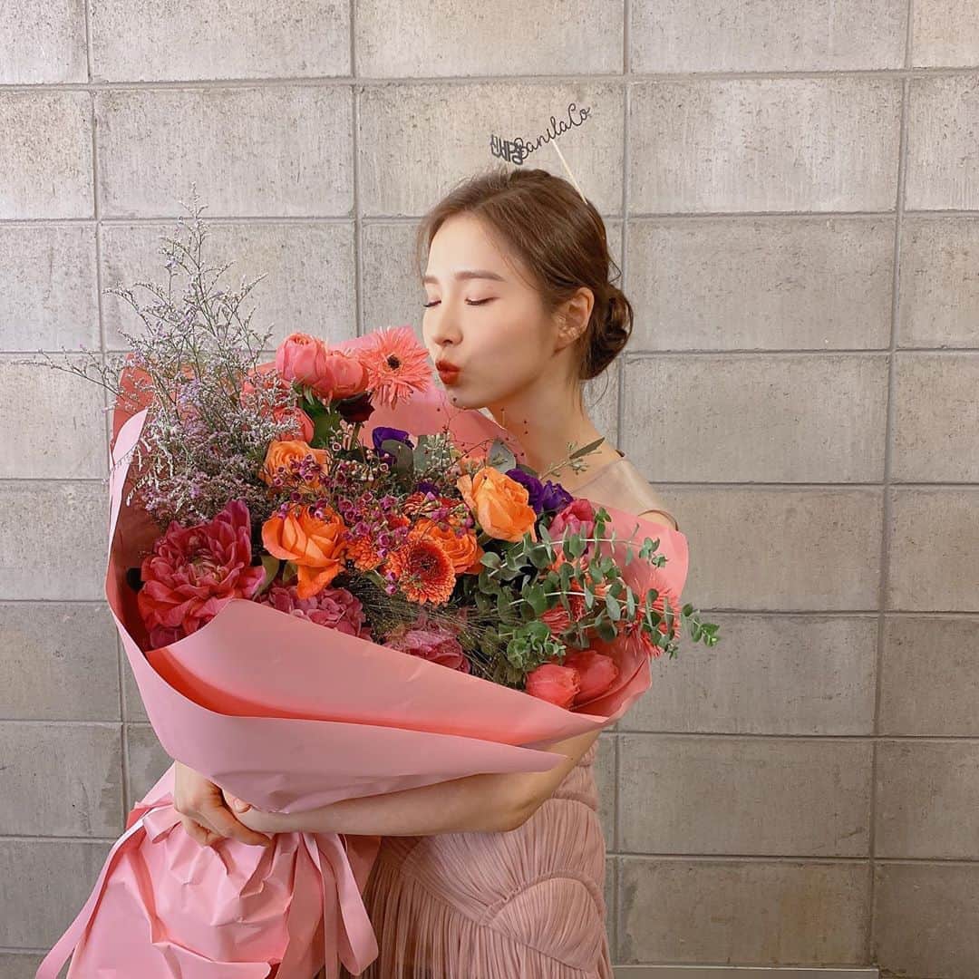 シン・セギョンのインスタグラム：「🌼꽃 선물 받았다✨🌸」