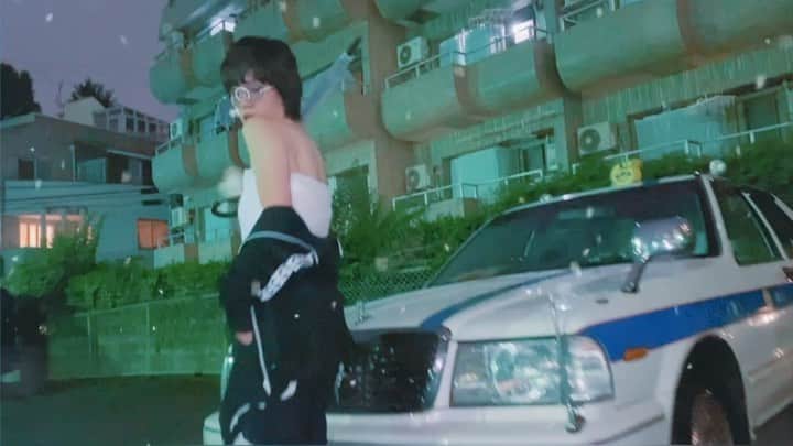 のインスタグラム：「宇宙市民よ！"skin"mv出させていただきました。触れられるもの、見えないもの、愛の不思議について唄われている曲です。ft. @iamrealnene , dragon jazzy sport bass @ccdmzk 有り難う御座いました。 シェアしてくださった方も有り難う御座います。 トップページより是非ご覧になってみて下さい♪ 〜五理数スタッフ鼓動静香〜 👩🏻‍💼👩🏻‍💼👩🏻‍💼👩🏻‍💼👩🏻‍💼」
