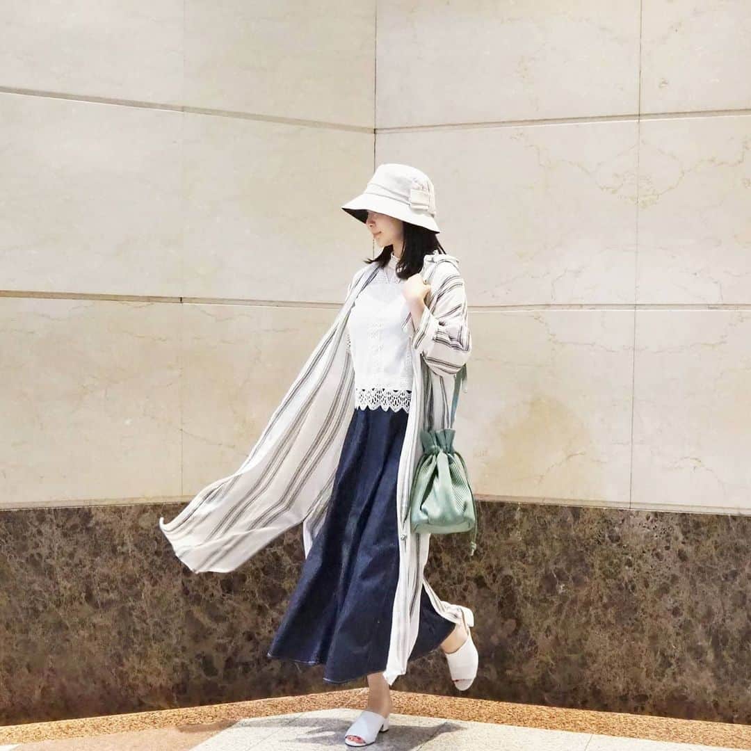 のインスタグラム：「先週まで雨ばかりだったのに、急に真夏日になって﻿、まだ身体がついていけていません。﻿ ﻿ 今年の夏休みは毎年の楽しみの旅行も我慢なので﻿、近場で密を避けて、娘たちと楽しい想い出を作れるように計画中。﻿ 夏休み宿題の定番である絵日記、娘は何を書くのだろう。﻿ ﻿ 育ちすぎた長女のあさがおは成長が早すぎて、夏休みに入る前に花が咲き終わって﻿、今はもう種ができてしまいました。﻿ あさがおの成長記録は写真を見たり、思い出しながら書いてるみたい（笑）﻿ ﻿ ﻿ 今日のコーディネートは娘と一緒に撮影のお仕事だったので﻿ 娘とパシオスのアイテムでコーディネートしてお出かけしました。﻿ 私のコーディネートアイテムはサンダル以外全部パシオスにしたのですが﻿ これだけ買っても1万円いかないんです。﻿ プチプラ、最高すぎる！﻿ ﻿ ﻿ @paseos_official ★コーデアイテム（品番）﻿﻿﻿﻿ ﻿ ﻿ ・帽子﻿　﻿3355160061﻿ ・バッグ　﻿3262189503﻿ ・トップス ﻿﻿　4110138862﻿ ・ワイドパンツ　4353162604﻿ ・ワンピース　4110471201　﻿　﻿ ﻿ ﻿ #女の子ママ #ママコーデ #お洒落さんと繋がりたい #おしゃれさんと繋がりたい #プチプラコーデ #パシオス #pr #パシオスコーデ #パシオスコーデ部﻿ 　﻿﻿﻿﻿」