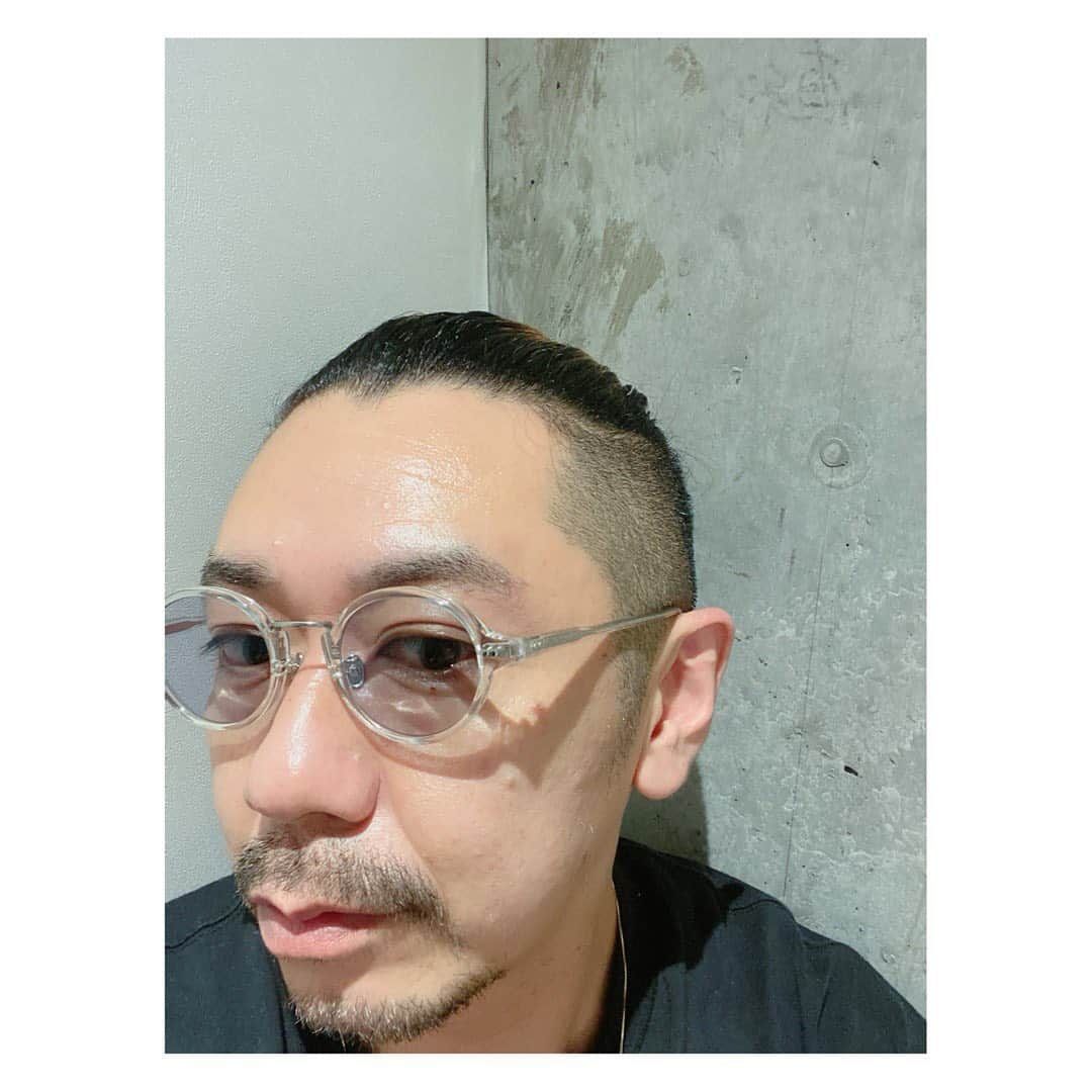 朝日光輝さんのインスタグラム写真 - (朝日光輝Instagram)「ついに老眼鏡を作りました！  ちょっと大人になっちゃった感ありますが、  オシャレな老眼鏡できたので👓✨  嬉しいです😆 * * * * * * * * * #ayame #アヤメ#アイウェア#老眼鏡#初めての老眼鏡#メガネ#サングラス#お洒落な老眼鏡#ついに#美容師#ヘアメイク」8月6日 20時03分 - mitsuteru_asahi