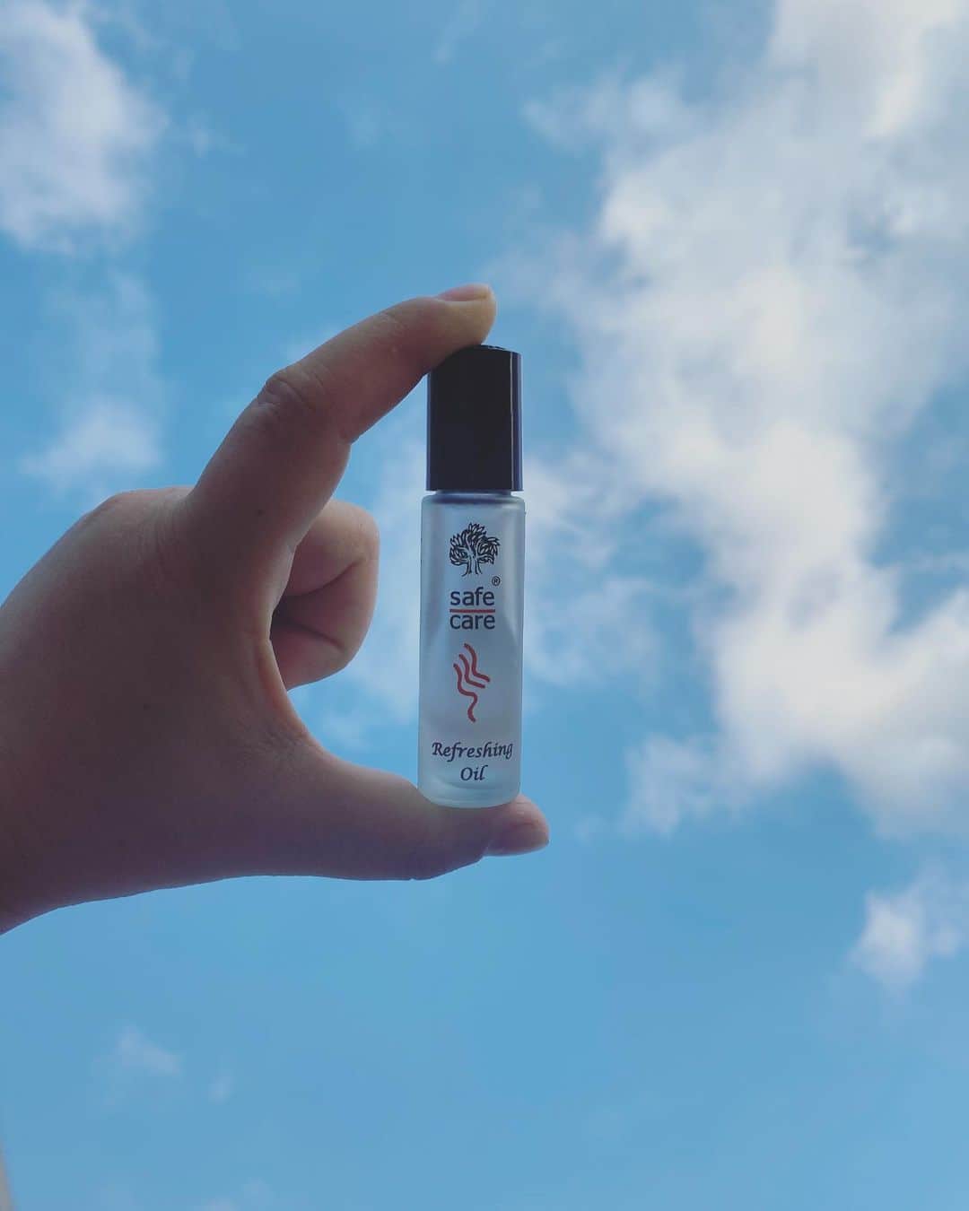 MILLE ECLAT.さんのインスタグラム写真 - (MILLE ECLAT.Instagram)「吉田のとってもお気に入りの#セーフケアリフレッシングオイル　❣️ . オサレな#ロールオンオイル　✨ . 香りもすごく爽やかでなんとも言えない良い香り…♡ . 頭が痛いときコメカミにつけると痛みが和らいだり乗り物酔いや花粉症、虫さされにも❗️ . マスクにふんわりつければ長時間つけて気になる臭いも和らぎます✨ . ガッツリつけると顔面下半身がスースーしちゃうので注意です　笑 . 私はお風呂上がり、メイク前にオデコの際にクルクルクル…顔汗が引いてとっても涼しい‼︎ 🍃 . お肌が弱い方は他の場所で試してからお使いくださいね＾＾ . これは…やみつきになります！笑 . お店にテスターありますので是非お試しください♡」8月6日 20時03分 - mille_eclat
