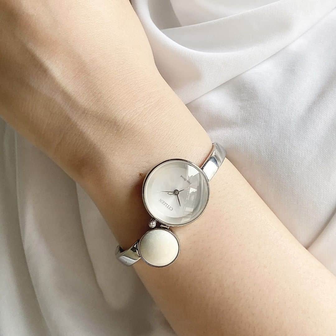 CITIZEN（シチズン時計）さんのインスタグラム写真 - (CITIZEN（シチズン時計）Instagram)「突然ですが問題です！ ・ こちらの腕時計の11時位置上についている白い球体。 ・ これは一体何でできているでしょう？ ・ ・ ⏱ ・ ・ ・ 正解は・・ ・ ・ 「漆」です！ ・ ・ サステナブルウオッチ『CITIZEN L（エル）』のモデル。 ・ 11時位置にあるこのオーナメントは、漆の老舗「 #坂本乙造商店 」の「#漆塗り・#蒔絵」という日本の伝統の技を現代的にアレンジした「 漆玉」を使っています。 ・ 一つひとつ丁寧に作られているため、塗りの重ね方によってさまざまな光の輝きを作り出します。 ・ “月明かり”をイメージした球面ガラスに、漆玉、そして12時位置のダイヤモンド。 ・ それぞれの輝きが、バングルの上で繊細にバランスをとる、まるでジュエリーのような1本です。 ・ 夏の手元に美しく映える1本です。 ・ 機会がございましたらぜひ一度お試しくださいね🌿 ・ 詳細はプロフィール @citizenwatshjp ストーリーズのリンクよりどうぞ！ ・ 【時計　『シチズン エル　アンビリュナコレクション』　EW5491-56A ¥73,700(税込)　(税抜価格 ¥67,000)】 ・ #citizenwatch #citizen  #ecodrive #watch #instawatch #instalike #instafashion #時計 #腕時計 #シチズン #wristwatch #夏小物 #腕時計くら部 #腕時計大好き  #シチズンエル #マイシチズン #夏コーデ 　#手元倶楽部 　#自分へのご褒美　#シチズンエル　#アクセサリー #伝統工芸 #坂本これくしょん 　#バングルコーデ 　#シルバーアクセサリー 　#サステナブルファッション 　#エシカルファッション」8月6日 20時05分 - citizenwatchjp