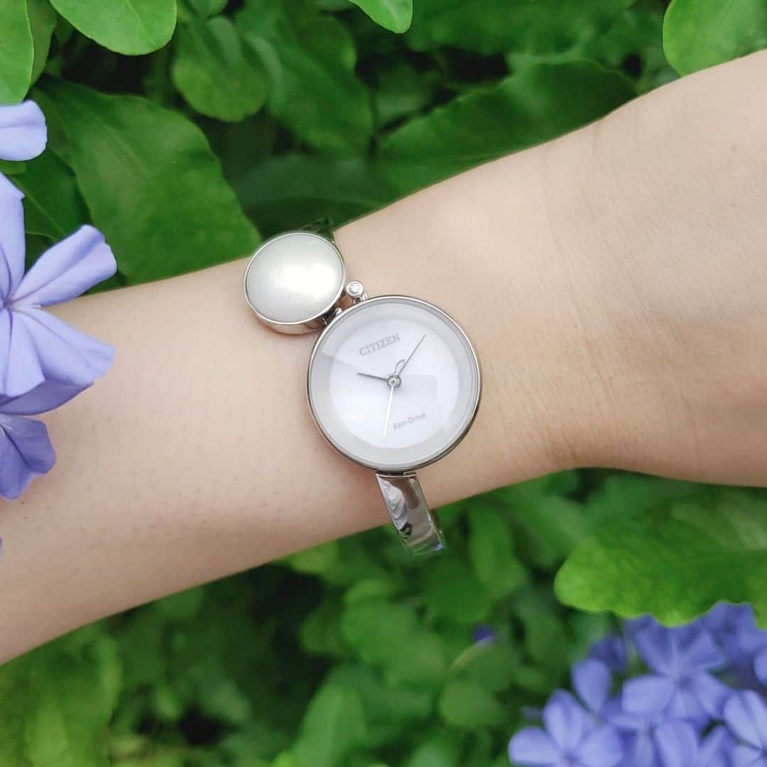 CITIZEN（シチズン時計）さんのインスタグラム写真 - (CITIZEN（シチズン時計）Instagram)「突然ですが問題です！ ・ こちらの腕時計の11時位置上についている白い球体。 ・ これは一体何でできているでしょう？ ・ ・ ⏱ ・ ・ ・ 正解は・・ ・ ・ 「漆」です！ ・ ・ サステナブルウオッチ『CITIZEN L（エル）』のモデル。 ・ 11時位置にあるこのオーナメントは、漆の老舗「 #坂本乙造商店 」の「#漆塗り・#蒔絵」という日本の伝統の技を現代的にアレンジした「 漆玉」を使っています。 ・ 一つひとつ丁寧に作られているため、塗りの重ね方によってさまざまな光の輝きを作り出します。 ・ “月明かり”をイメージした球面ガラスに、漆玉、そして12時位置のダイヤモンド。 ・ それぞれの輝きが、バングルの上で繊細にバランスをとる、まるでジュエリーのような1本です。 ・ 夏の手元に美しく映える1本です。 ・ 機会がございましたらぜひ一度お試しくださいね🌿 ・ 詳細はプロフィール @citizenwatshjp ストーリーズのリンクよりどうぞ！ ・ 【時計　『シチズン エル　アンビリュナコレクション』　EW5491-56A ¥73,700(税込)　(税抜価格 ¥67,000)】 ・ #citizenwatch #citizen  #ecodrive #watch #instawatch #instalike #instafashion #時計 #腕時計 #シチズン #wristwatch #夏小物 #腕時計くら部 #腕時計大好き  #シチズンエル #マイシチズン #夏コーデ 　#手元倶楽部 　#自分へのご褒美　#シチズンエル　#アクセサリー #伝統工芸 #坂本これくしょん 　#バングルコーデ 　#シルバーアクセサリー 　#サステナブルファッション 　#エシカルファッション」8月6日 20時05分 - citizenwatchjp