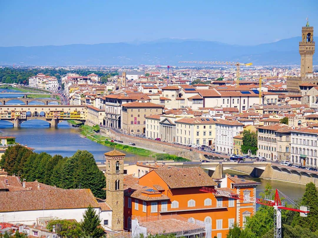 田島知華さんのインスタグラム写真 - (田島知華Instagram)「【Italy🇮🇹Firenze】 リクエストシリーズ✨ イタリアは各都市リクエストいただいていたのですが、特に多かったのがヴェネツィアとフィレンツェでした！  フィレンツェの絶景を堪能できるミケランジェロ広場は中心部の外れの丘の上にあるスポット。 ここにはカフェもあり、お茶をしながらこの景色を楽しめるんです♡！  ああ、イタリアが恋しい…！ Copyright © TAJIHARU  PENTAX K-1 MarkⅡ HD PENTAX-D FA 28-105mmF3.5-5.6ED DC WR _ #たじはるトリップ #TAJIHARU_italy #イタリア #フィレンツェ #ミケランジェロ広場 #ヨーロッパ #女子旅 #旅ガール #カメラ女子 #イタリア旅行 #italy #firenze #piazzalemichelangelo #europe #igerseurope #igersitaly #topeuropephoto #topitalyphoto #visititaly #visitfirenze #wonderful_places #beautifuldestinations #beautifulmatters #beautifulplace #earthpix #discoverglobe #discoverearth」8月6日 20時07分 - haruka_tajima