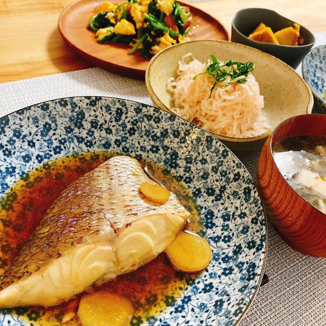 のインスタグラム：「鯛の煮付け✨🐟 😋😋😋😋😋  食後はシャインマスカットかな〜🎵  #晩ご飯#献立」